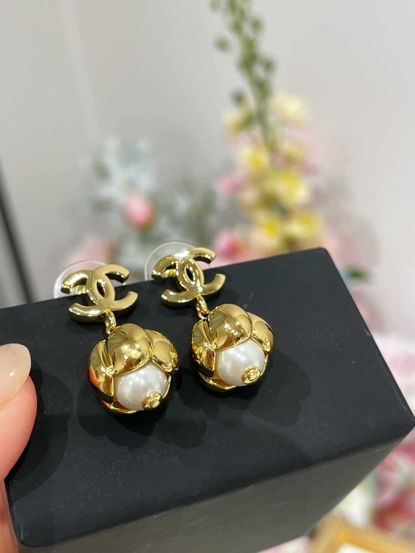 CC 26FW Gorgeous Gold Pearl Earrings 016