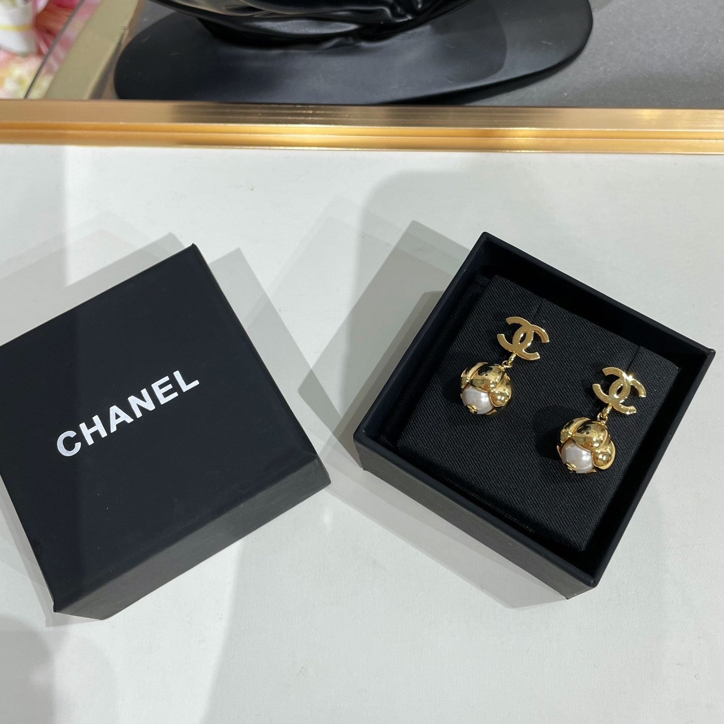 CC 26FW Gorgeous Gold Earrings 017