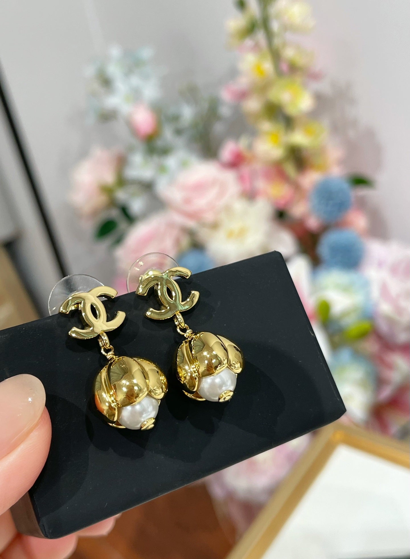 CC 26FW Gorgeous Gold Pearl Earrings 016