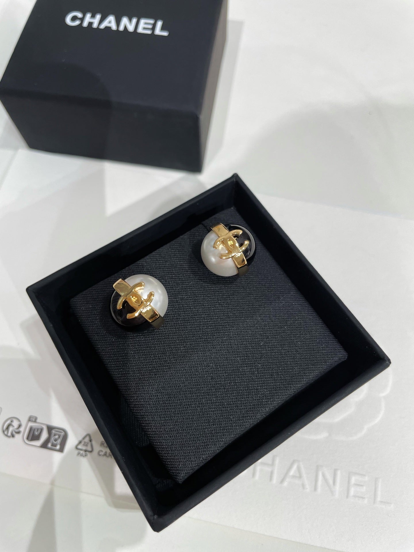 CC 26FW Gorgeous Pearl Gold Earrings 007