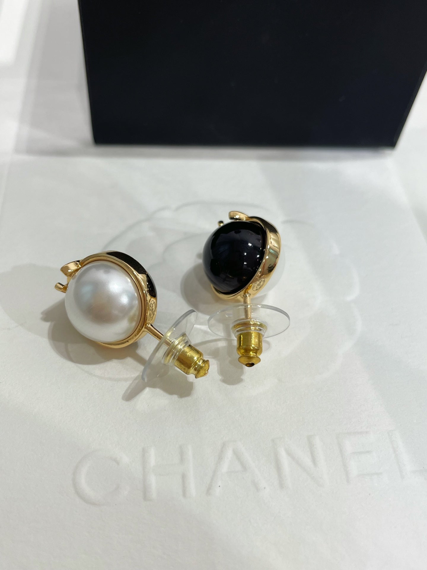 CC 26FW Gorgeous Pearl Gold Earrings 007