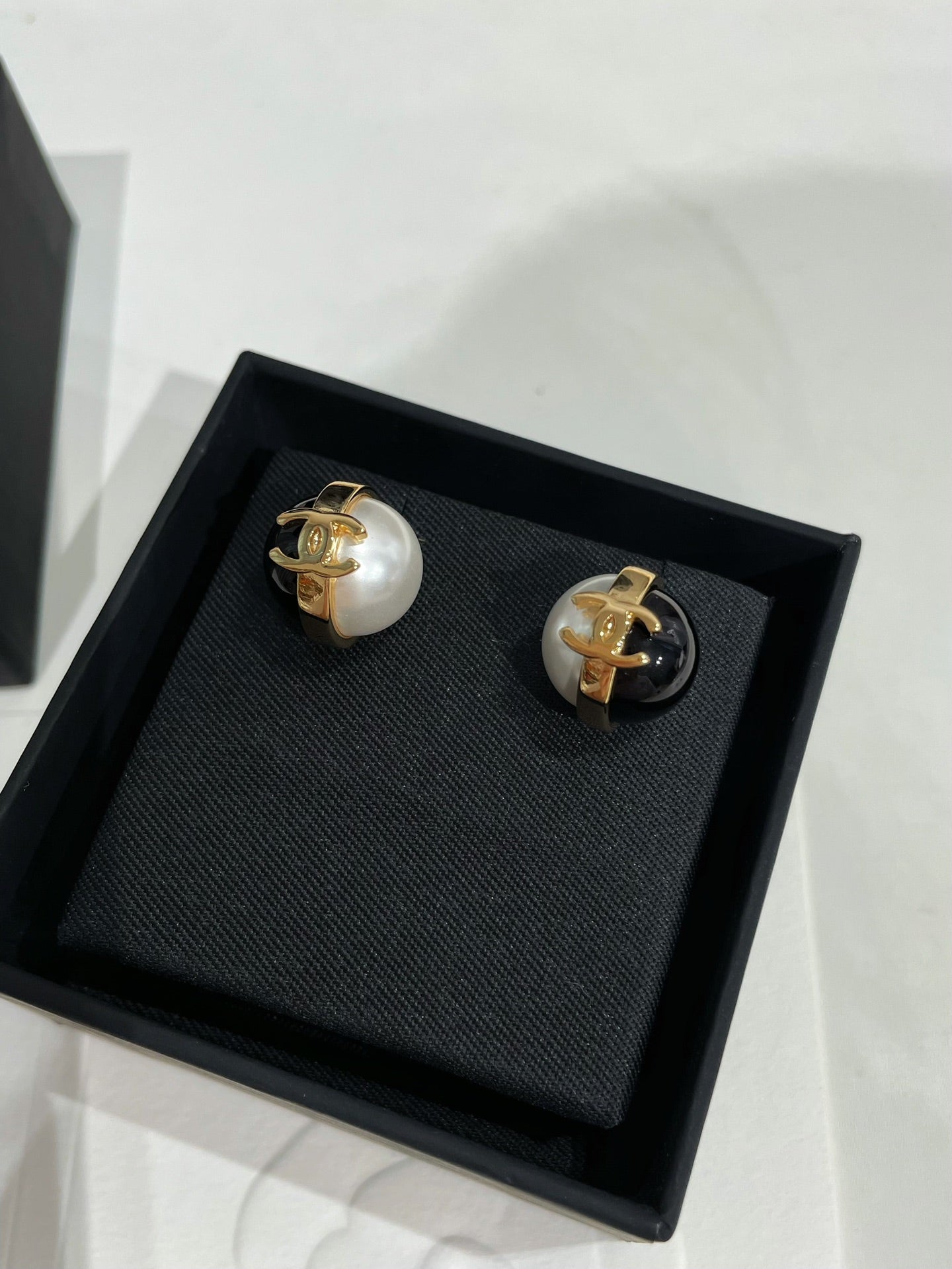 CC 26FW Gorgeous Pearl Gold Earrings 007