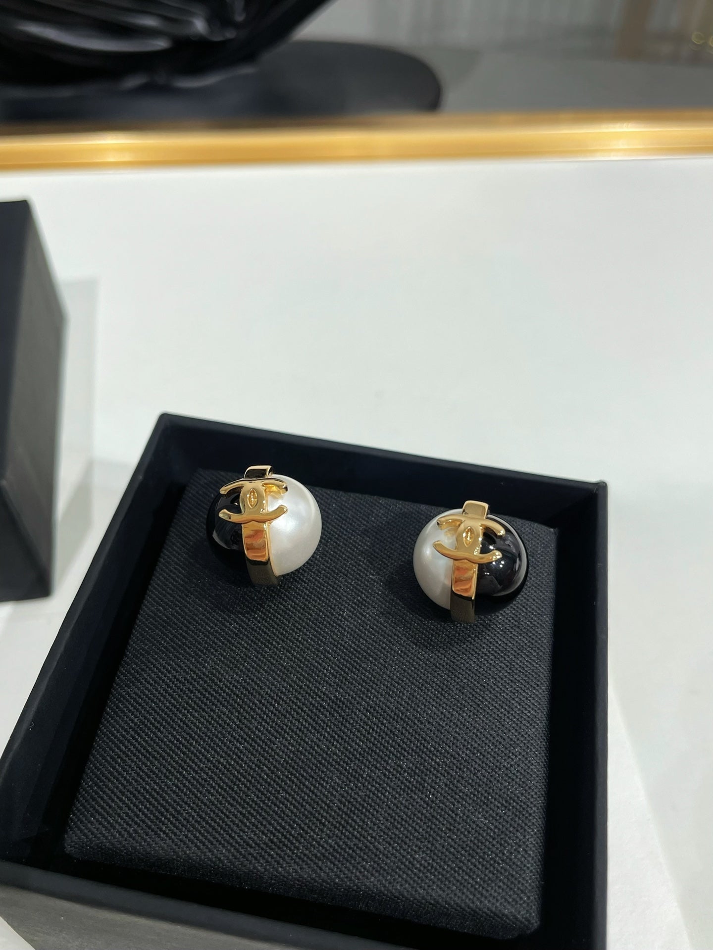 CC 26FW Gorgeous Pearl Gold Earrings 007