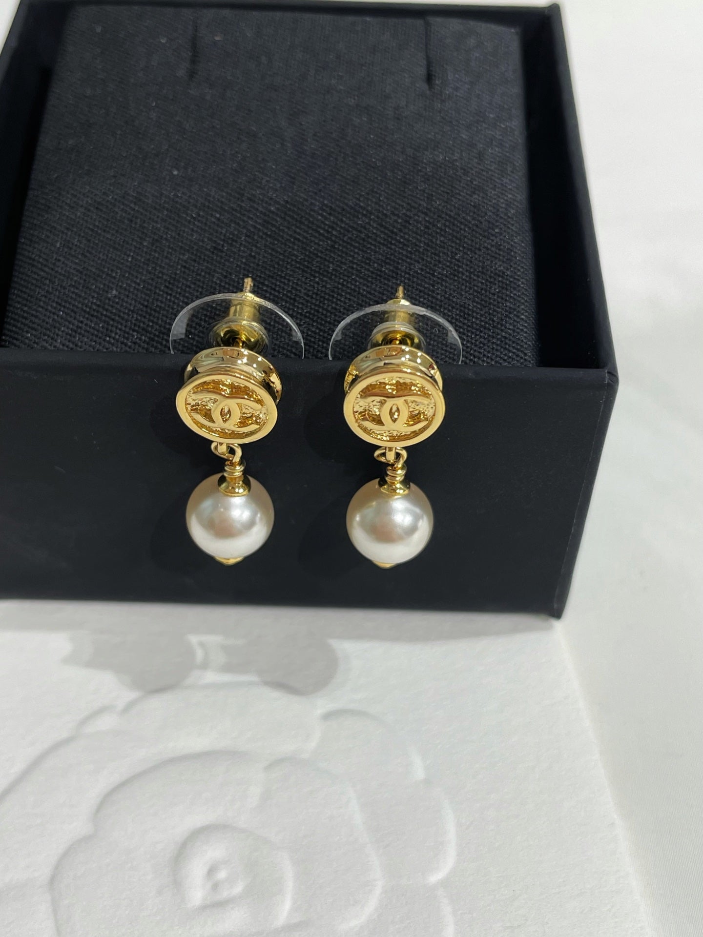 CC 26FW Gorgeous Pearl Gold Earrings 005