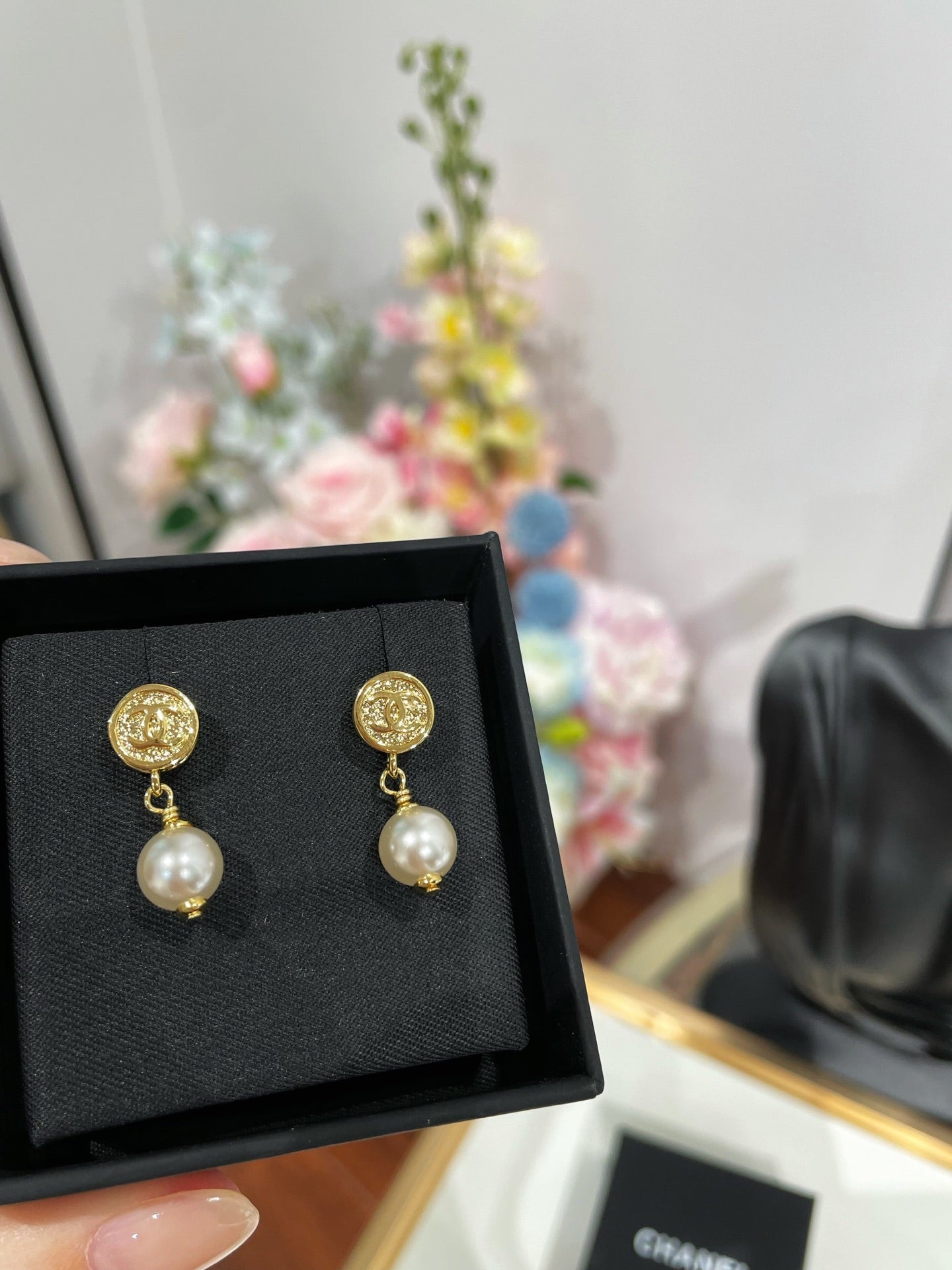 CC 26FW Gorgeous Pearl Gold Earrings 005