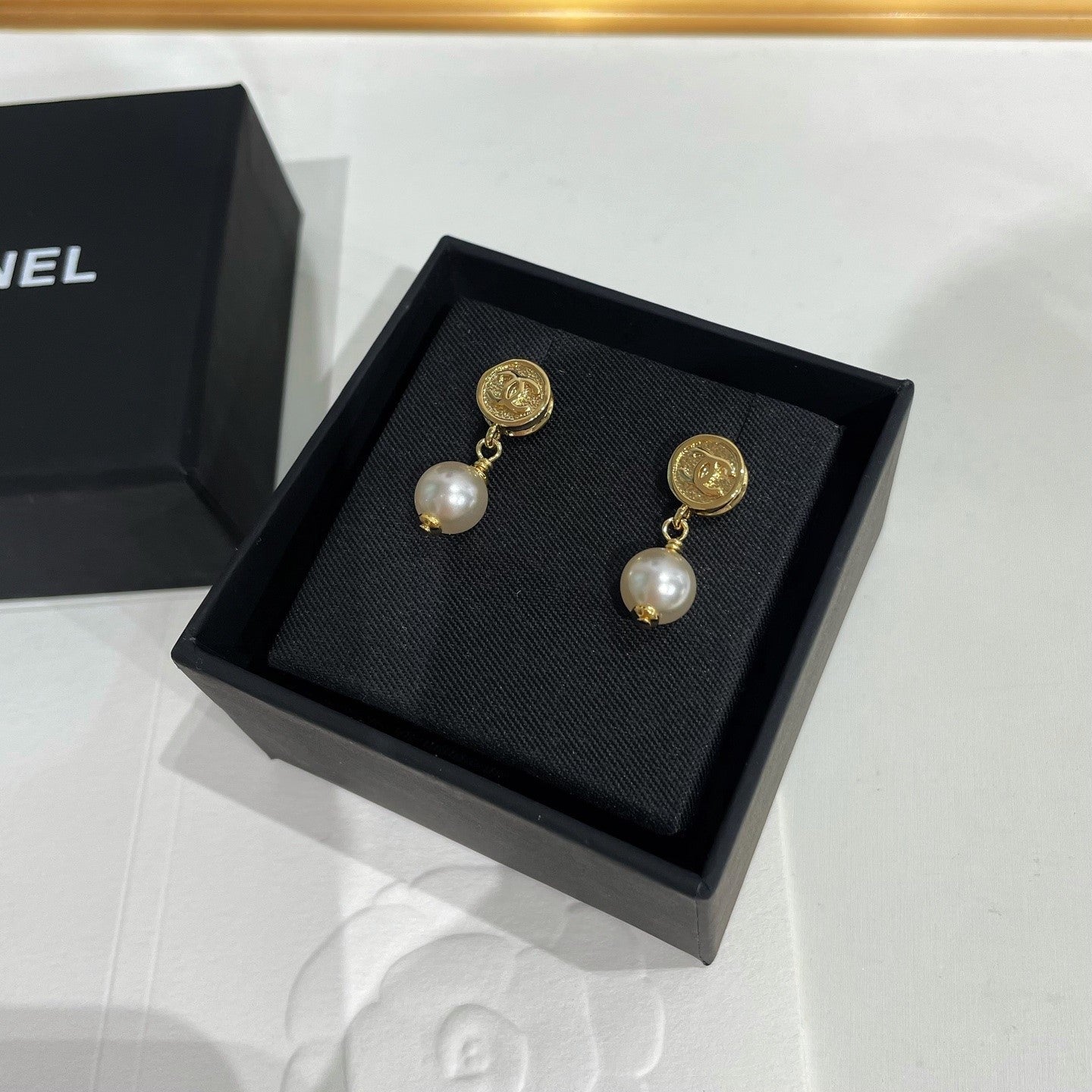 CC 26FW Gorgeous Pearl Gold Earrings 005