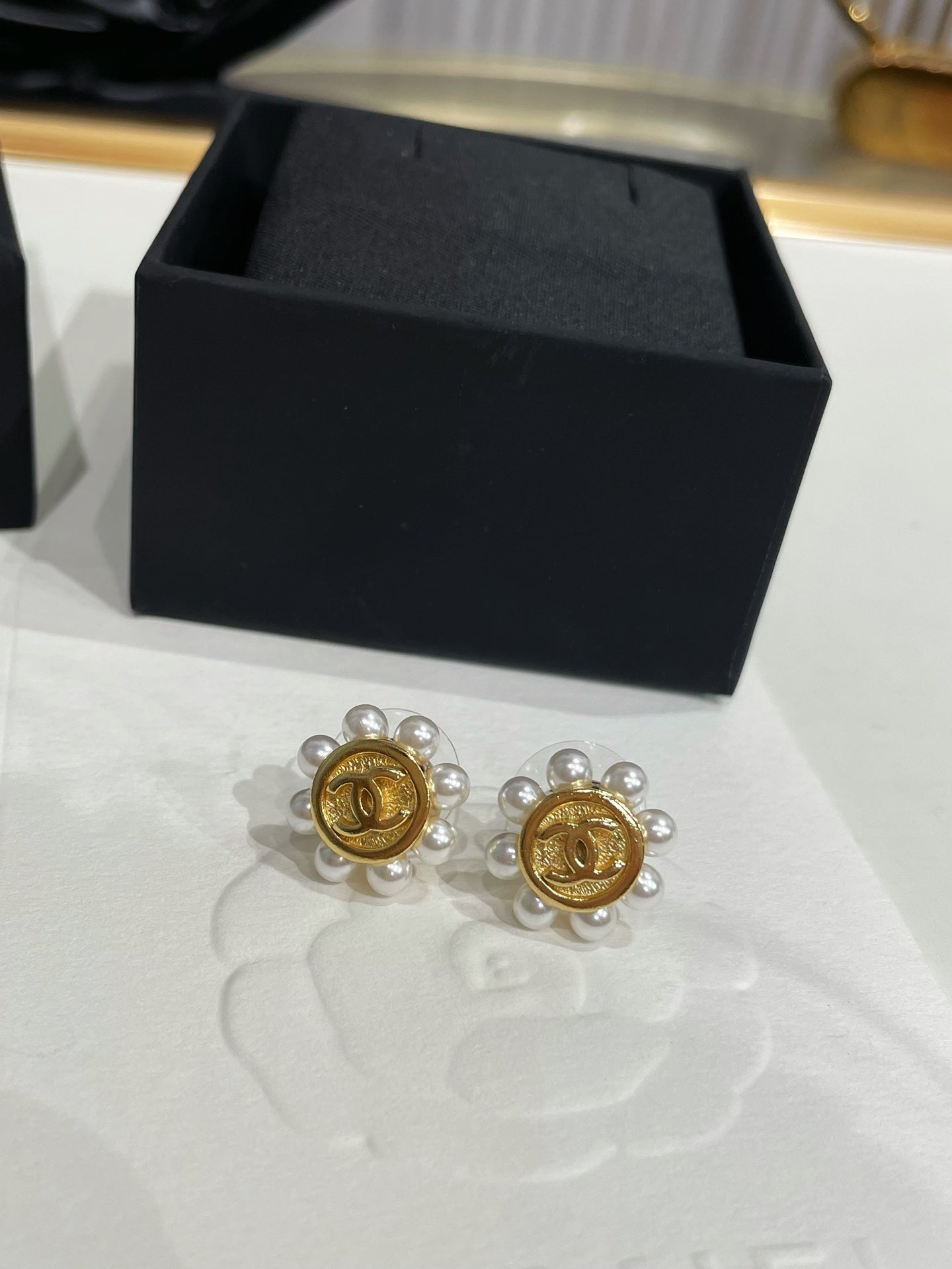 CC 26FW Gorgeous Pearl Gold Earrings 003