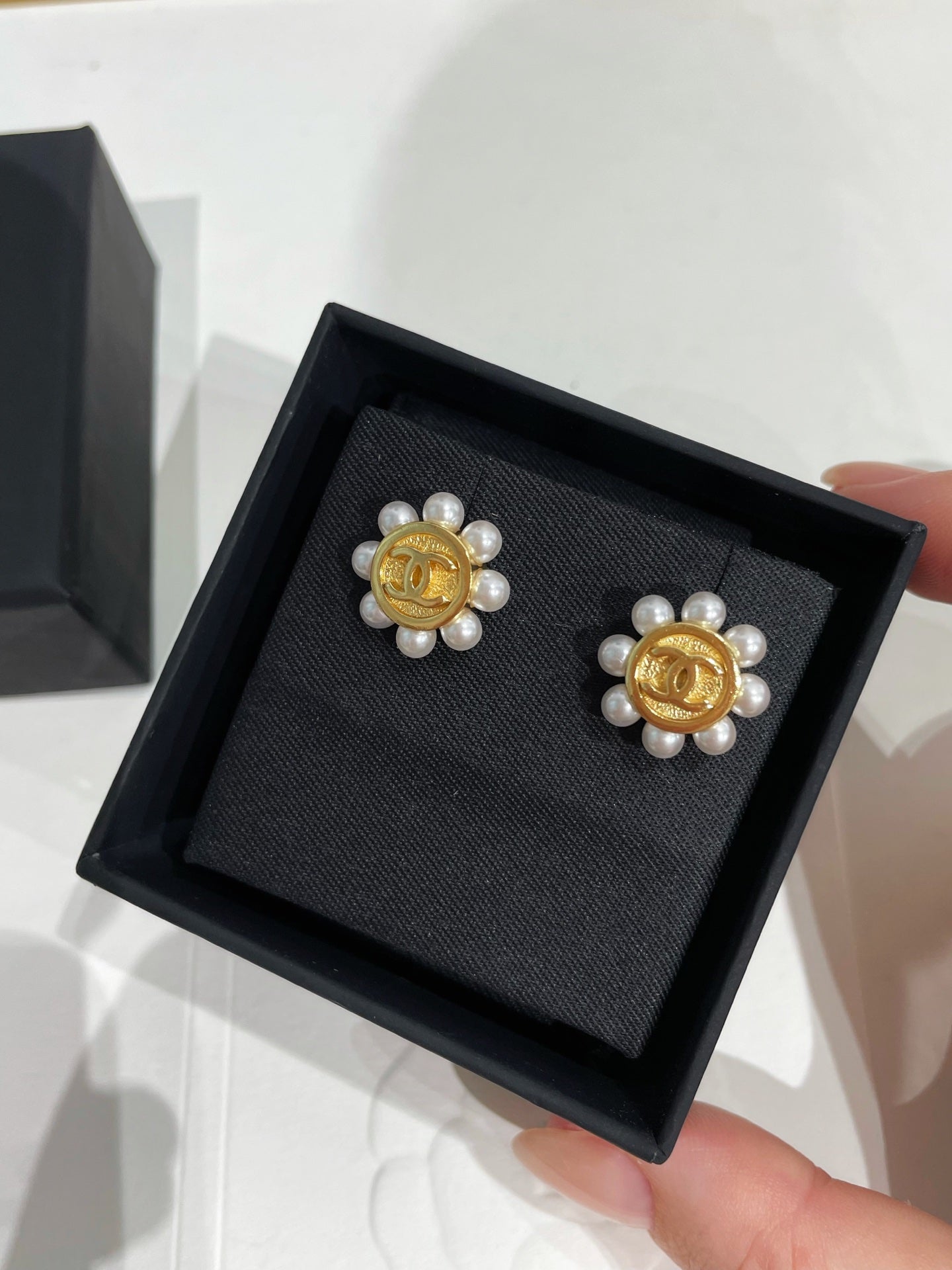 CC 26FW Gorgeous Pearl Gold Earrings 003