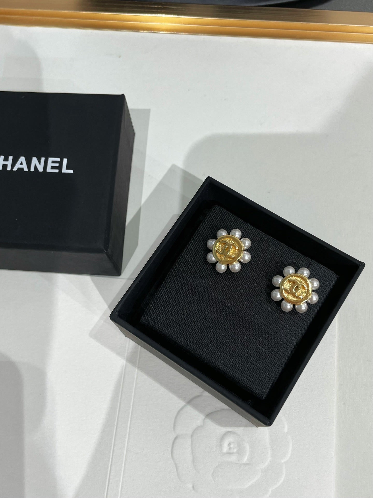 CC 26FW Gorgeous Pearl Gold Earrings 003