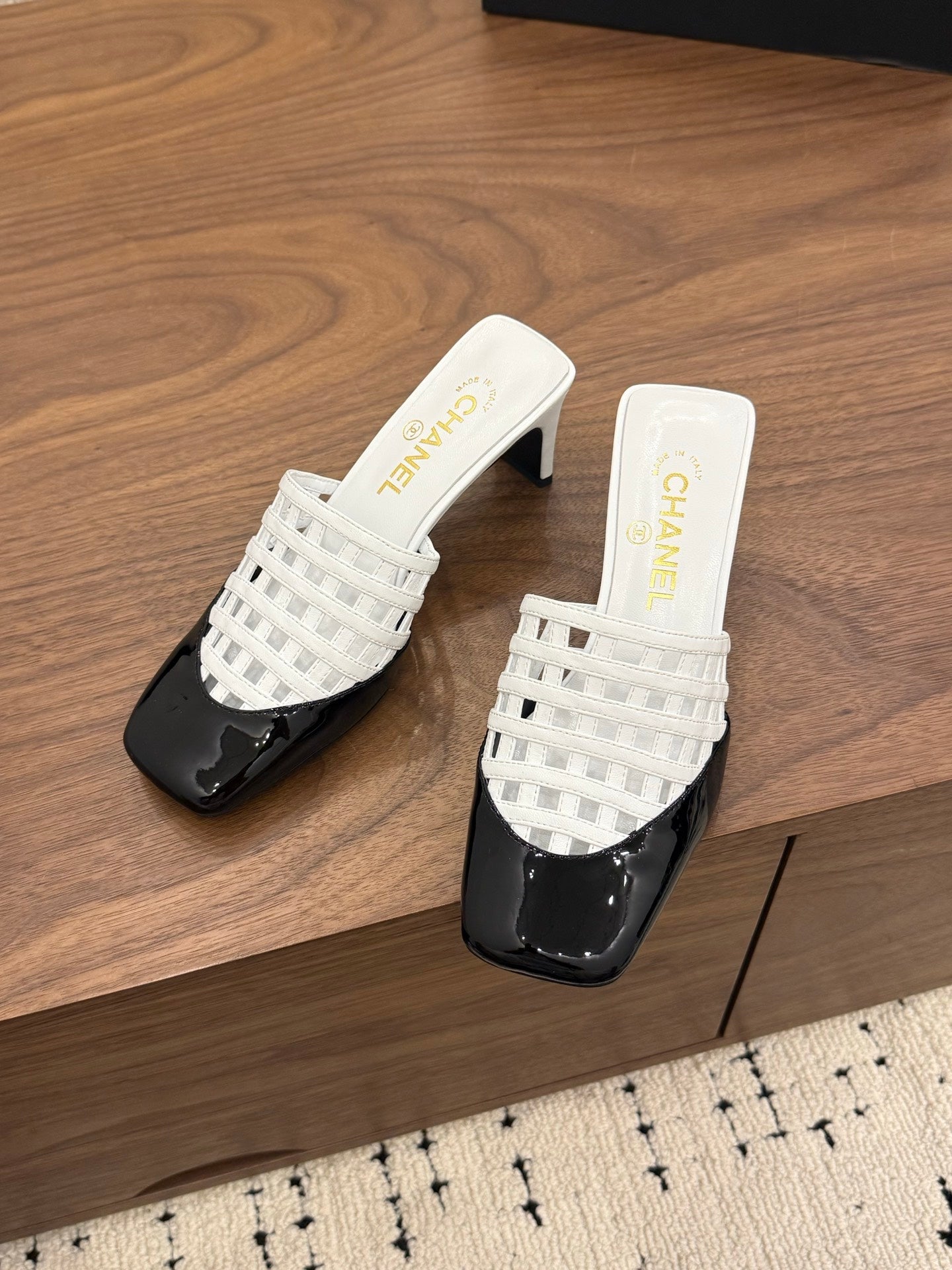 CC 26s Woven Mule High-Heeled Sandals White Black Leather 850119