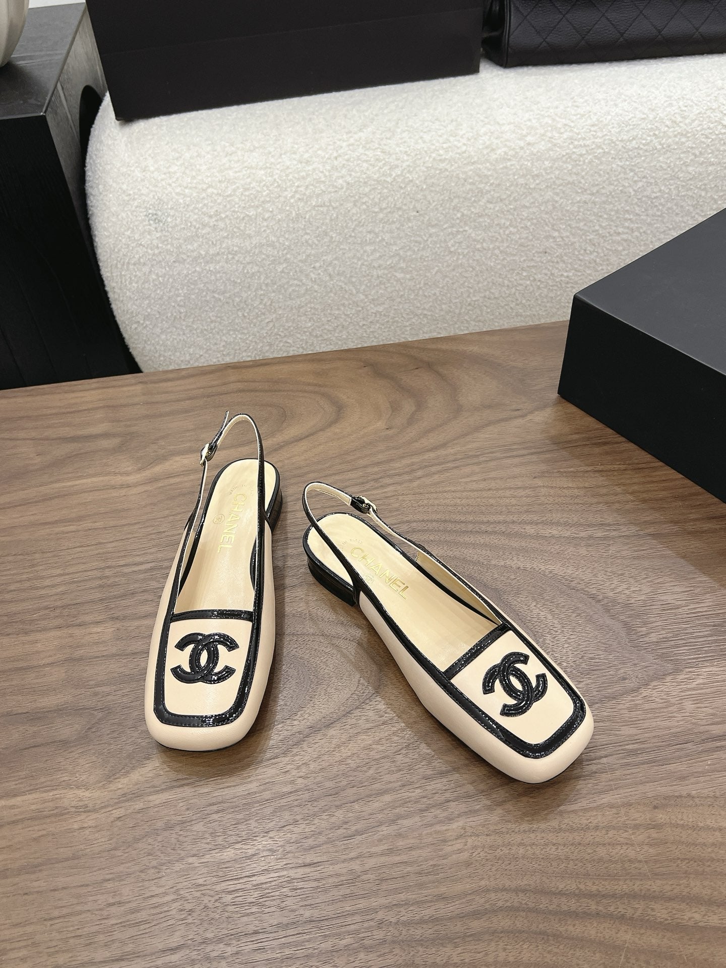 CC 26s Slingback Black Beige Lambskin Patent Leather 915318