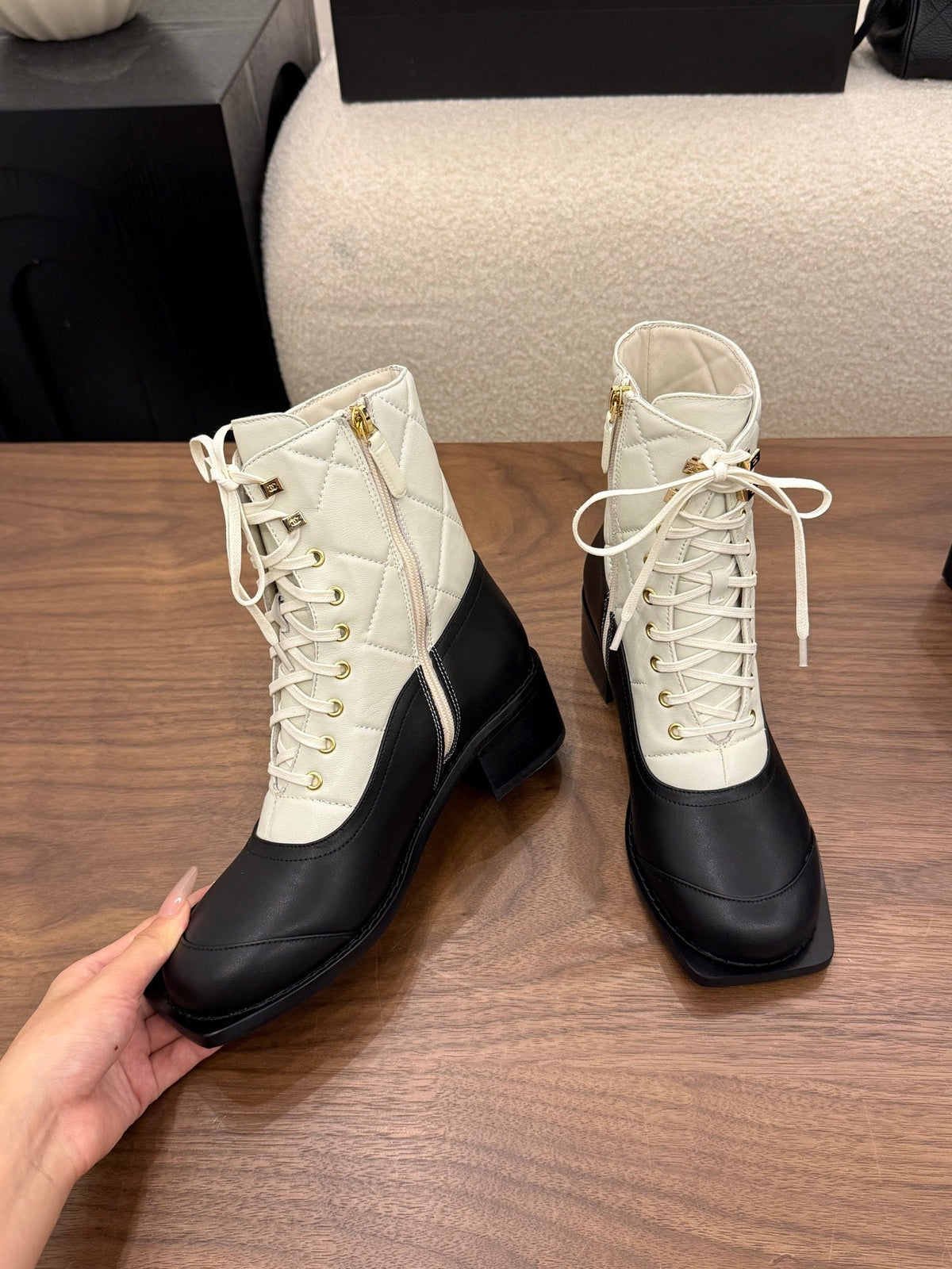 CC 26B Lace-Up Boots 4.5cm White Black Quilted Leather 122444