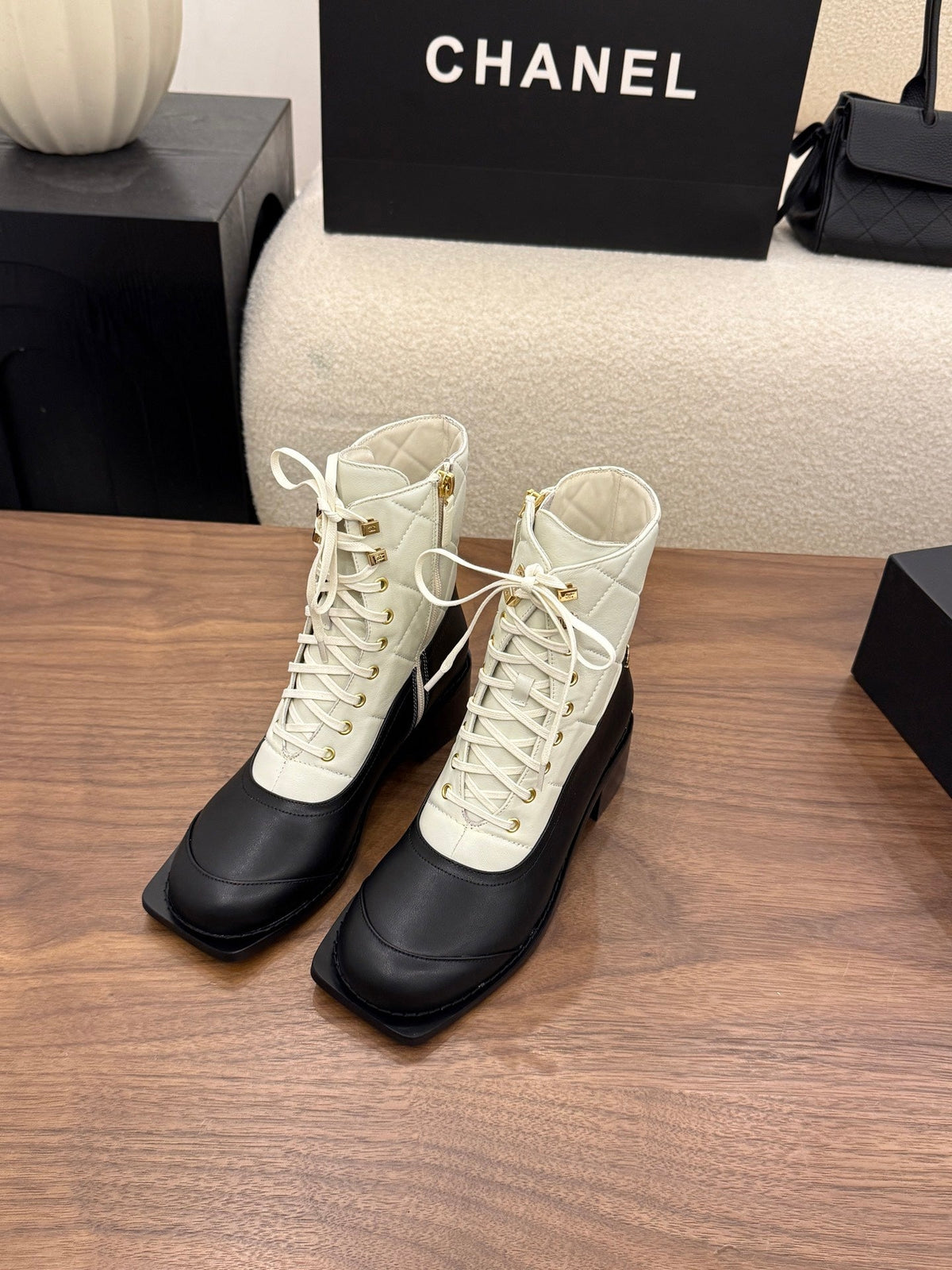 CC 26B Lace-Up Boots 4.5cm White Black Quilted Leather 122444
