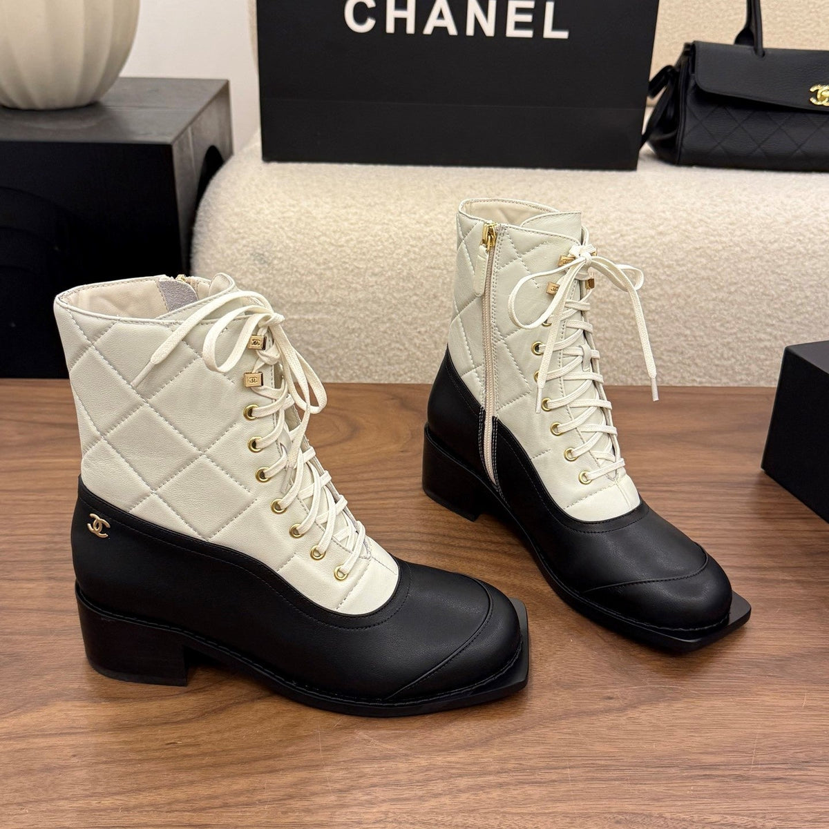 CC 26B Lace-Up Boots 4.5cm White Black Quilted Leather 122444