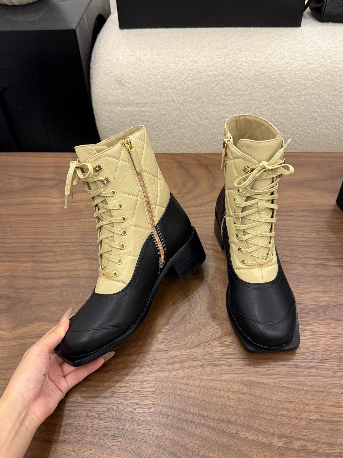 CC 26B Lace-Up Boots 4.5cm Beige Black Quilted Leather 122445