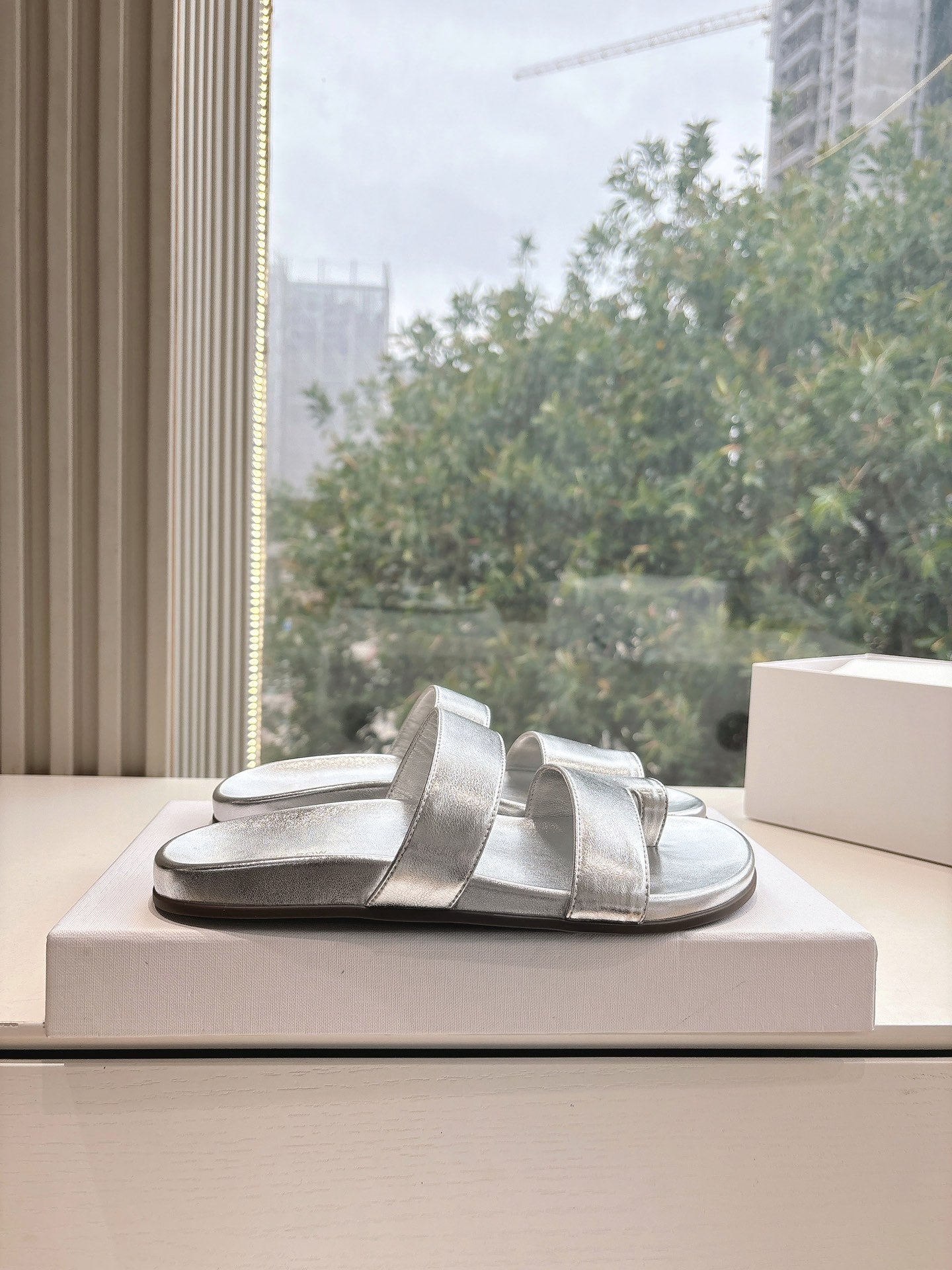 Hugh Sandal in Silver Metallic Cowhide 286183