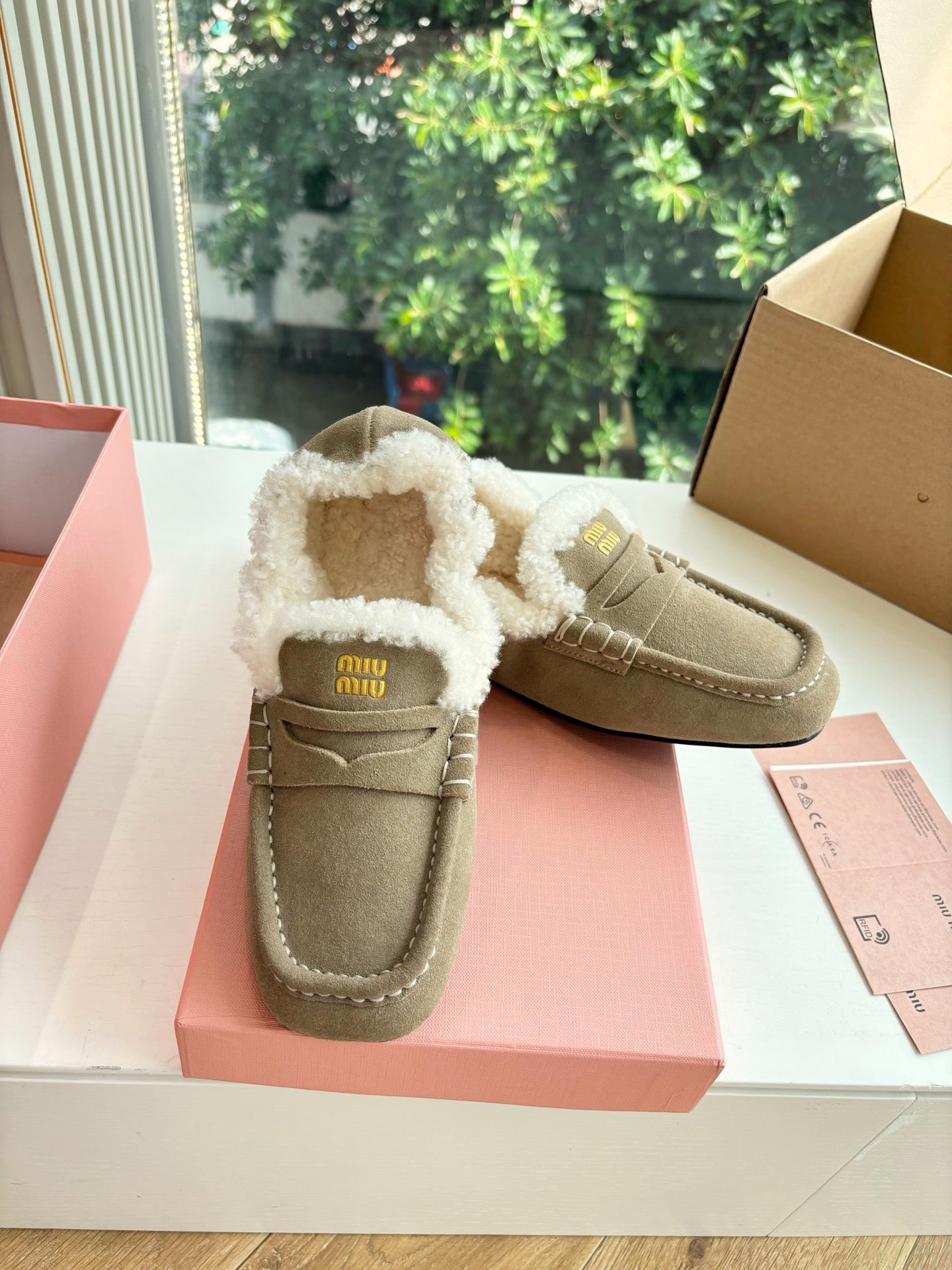 Miu 26s Ruches Loafers Taupe Suede Shearling 994144