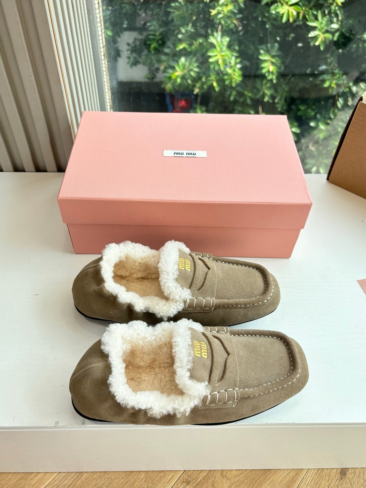 Miu 26s Ruches Loafers Taupe Suede Shearling 994144