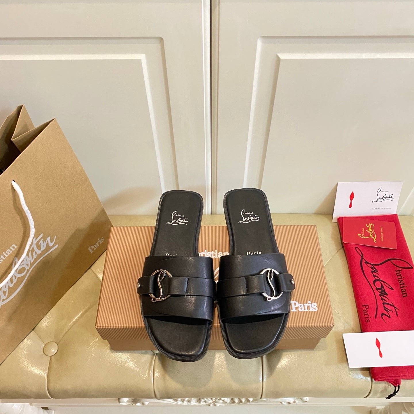 CL 26s Flat Sandal Black Leather 687810