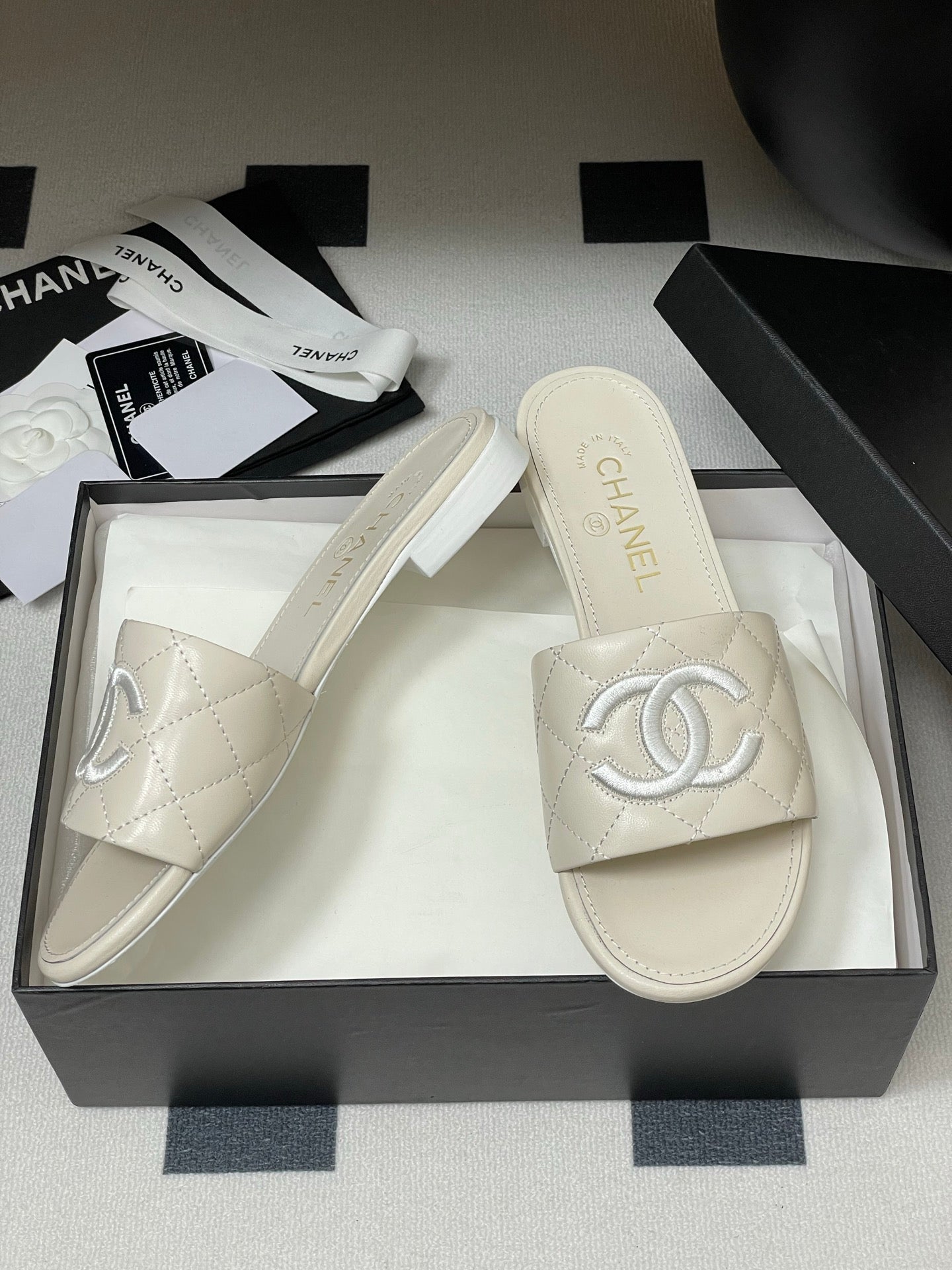 25S Embroidery Double C Mule 15mm White Lambskin 247583