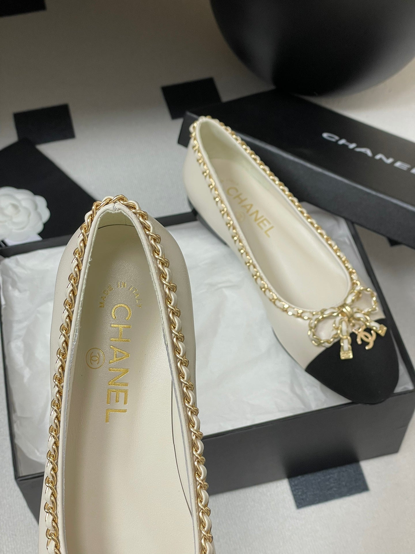 CC 25S 20mm Chain Bow Single Flat White Sheepskin Black Grosgrain 247655