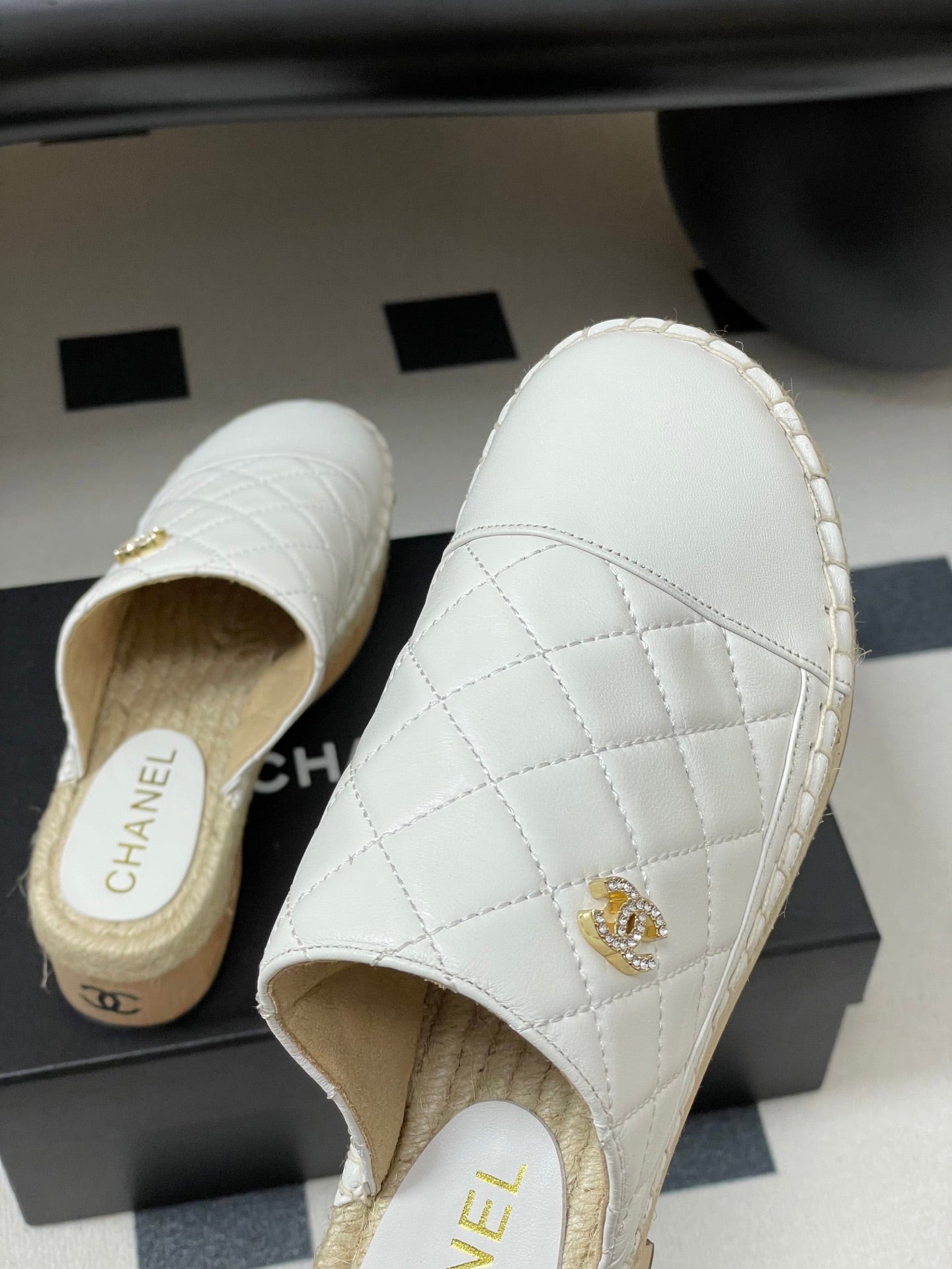 CC 25A Clog Slippers 40mm White Quilted Lambskin 393950