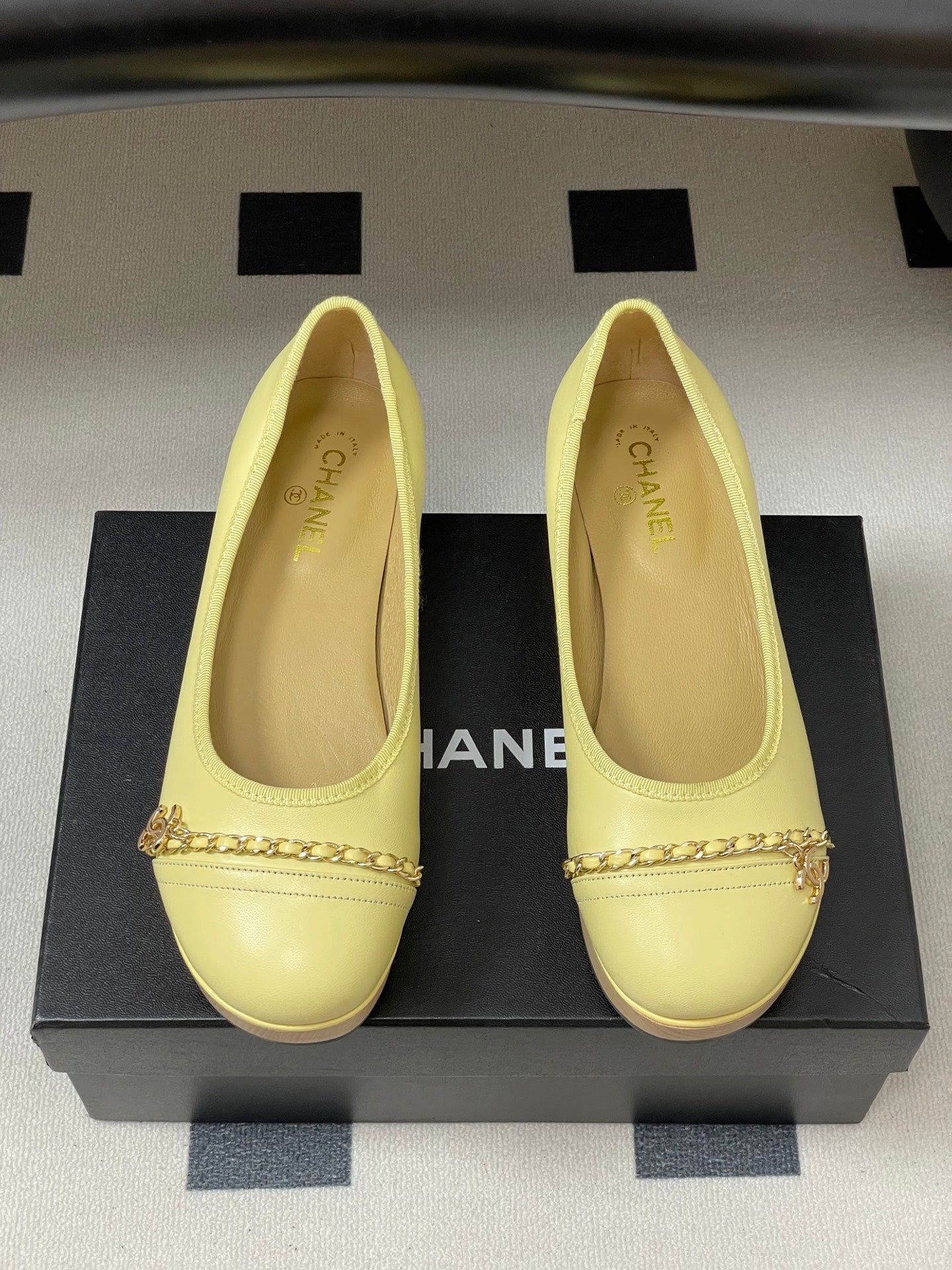CC 25A Chain CC Thick-Soled Shoe 40mm Pastel Yellow Sheepskin 393952
