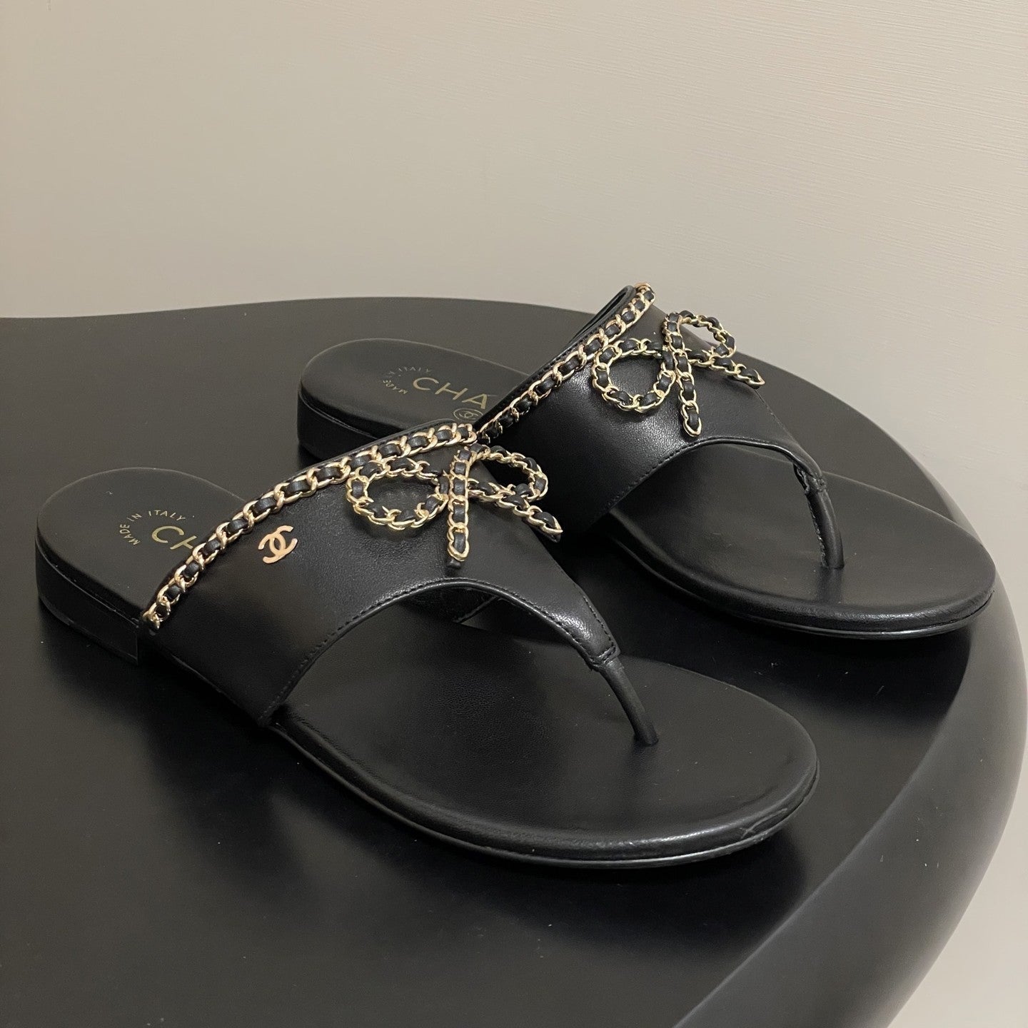 CC 25B Chain Bow Flip-flops Black Sheepskin 393987