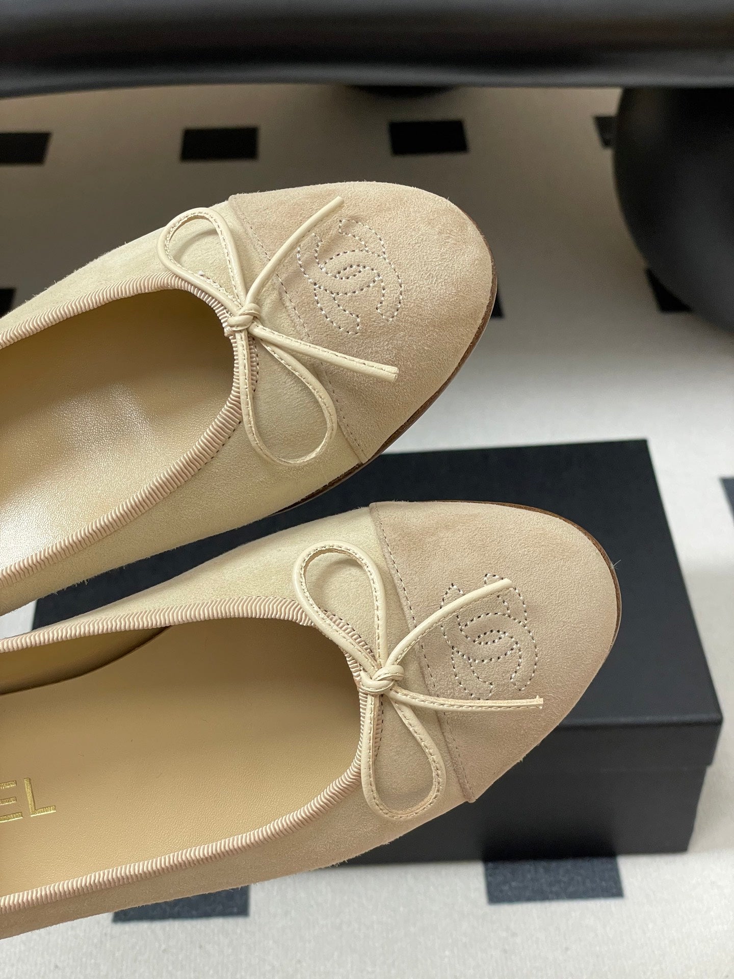 CC 25 Ballet Flat Beige Suede 393997