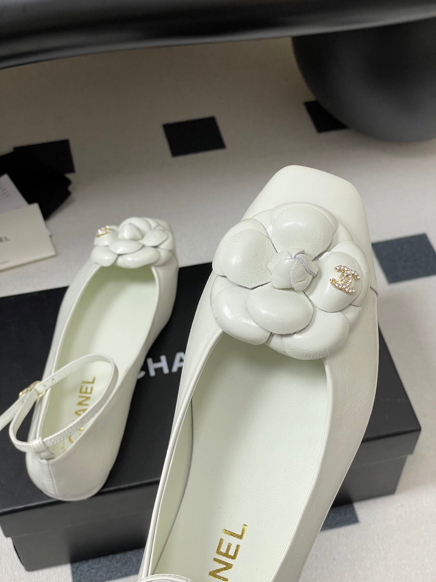 CC 25s Métiers d’art Ballet flats 10mm White Cowhide 413308