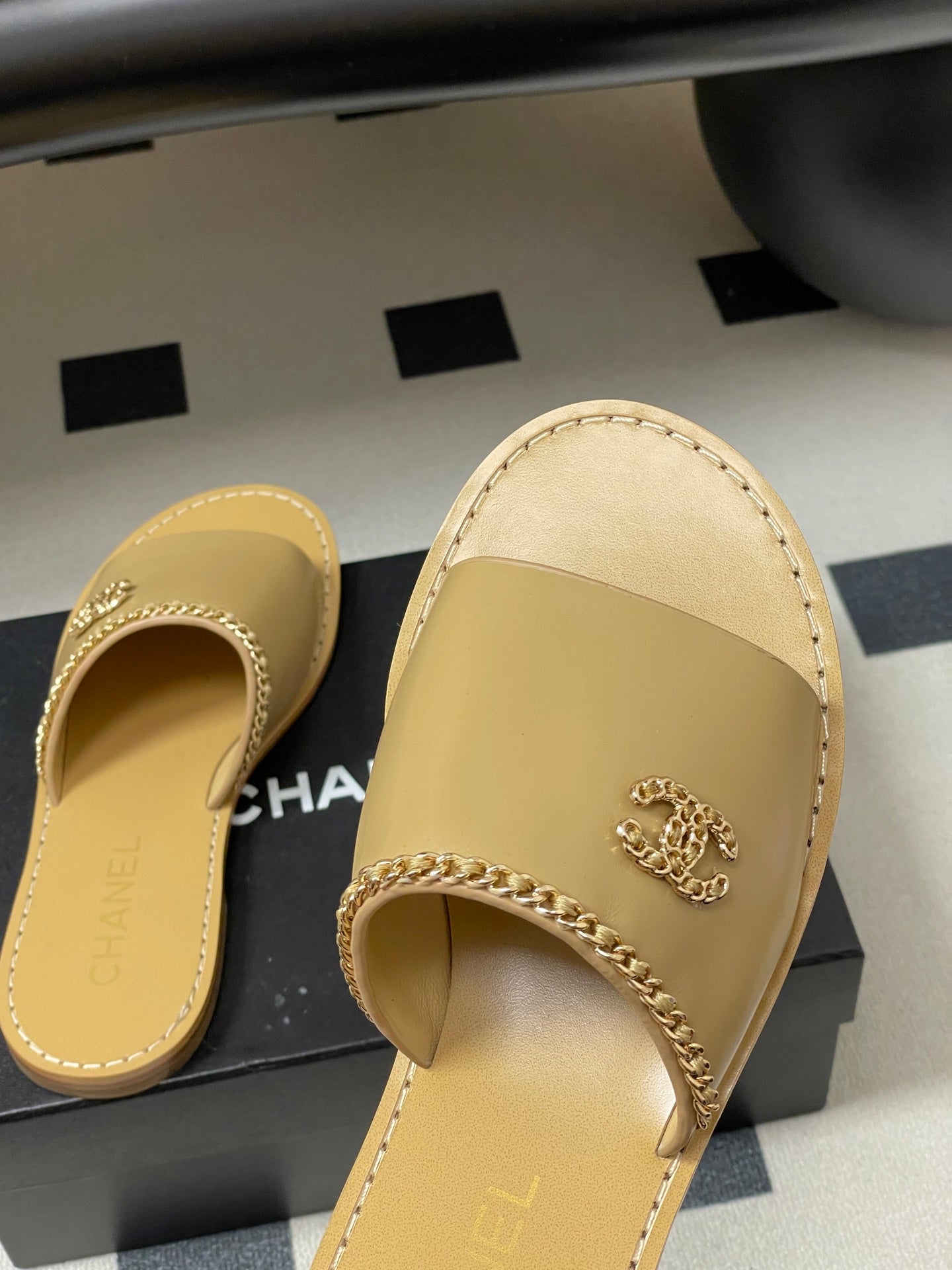 CC 26 Flat Sandal Beige Sheepskin 593298