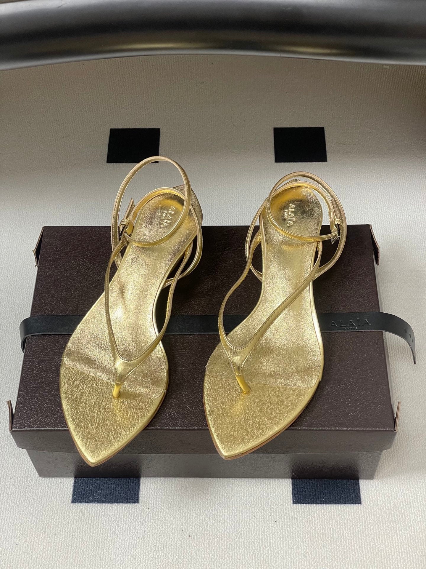 Alaia Invisible Thong Sandals 3cm Gold Patent Leather 835284