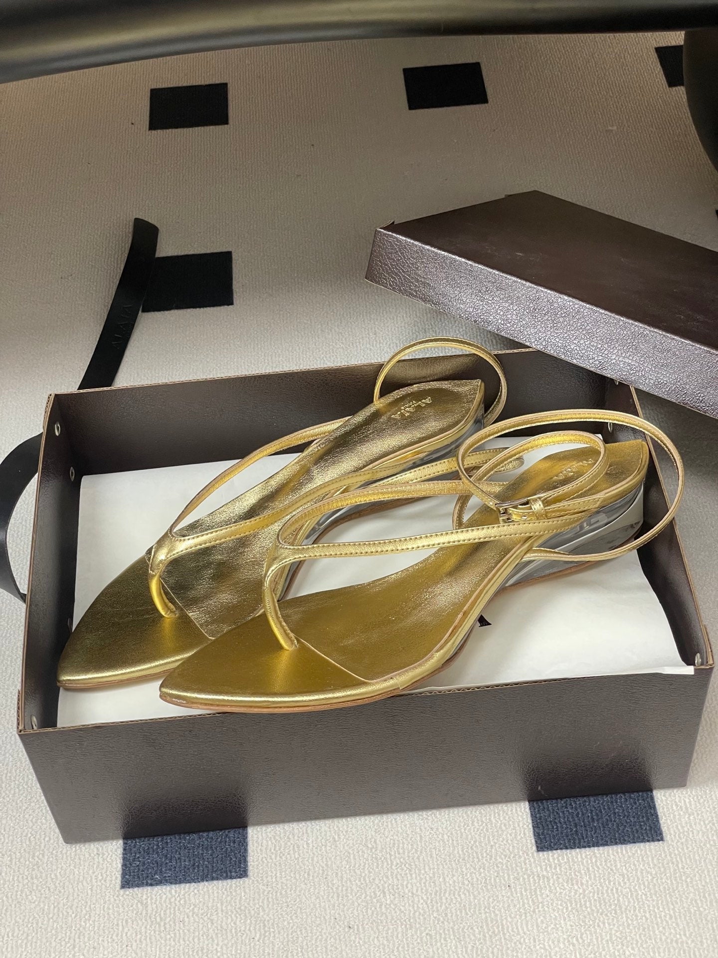 Alaia Invisible Thong Sandals 3cm Gold Patent Leather 835284