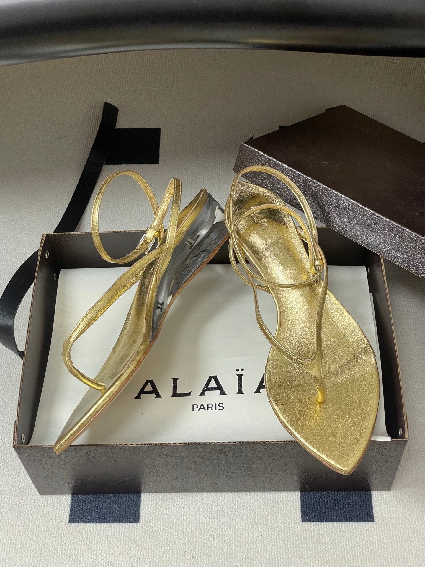Alaia Invisible Thong Sandals 3cm Gold Patent Leather 835284