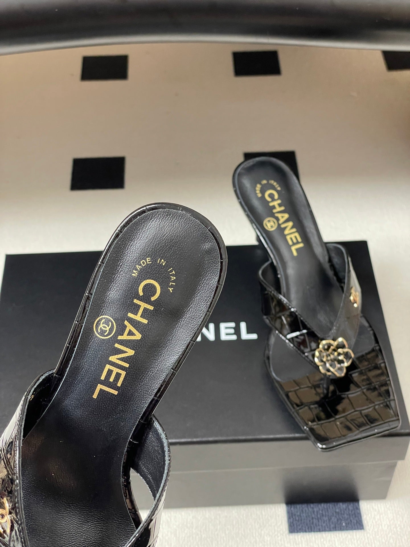 CC 26s Camellia High-Heeled Sandals Square Toe 6cm Black Embossed Leather 834726