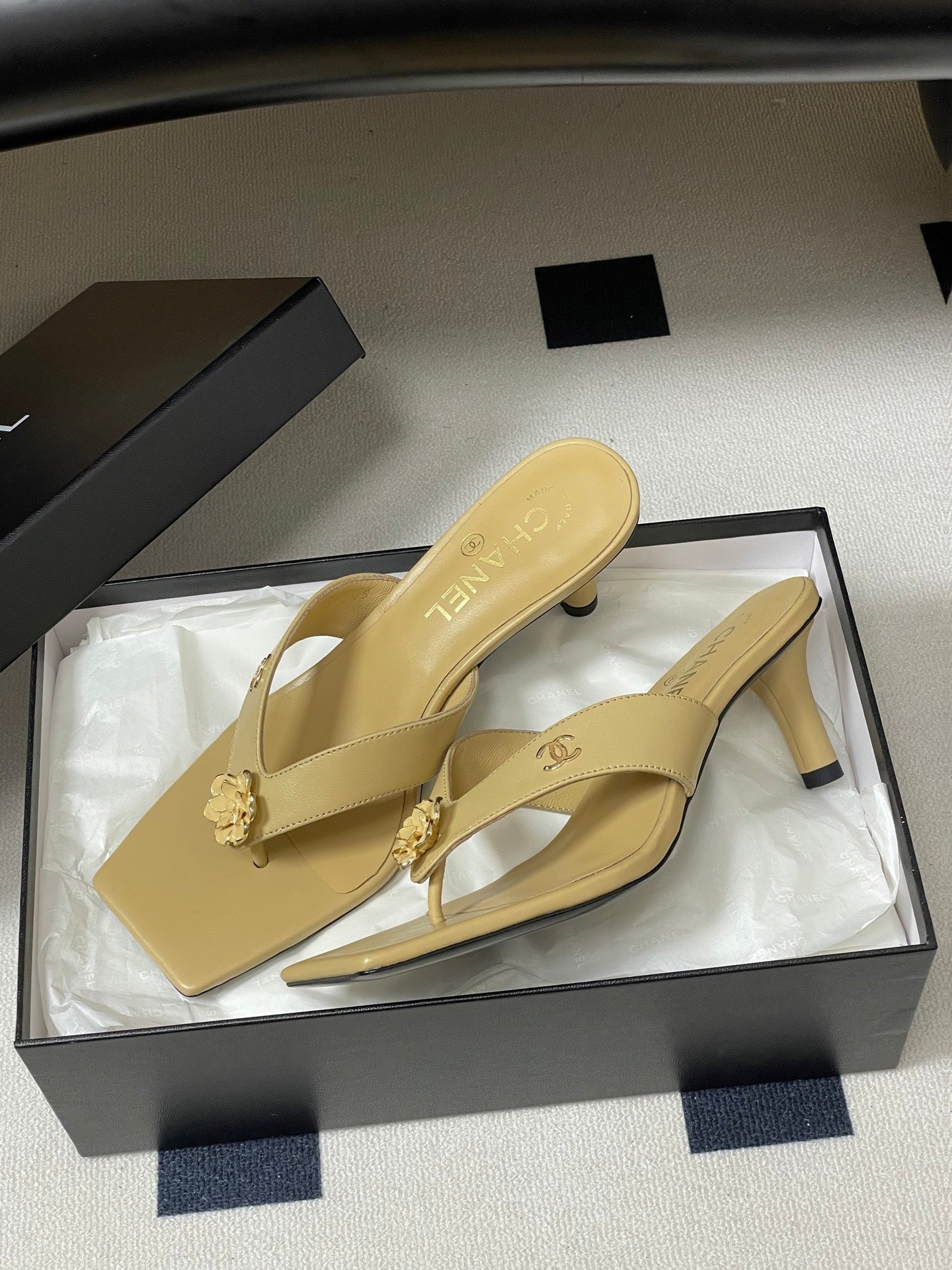 CC 26s Camellia High-Heeled Sandals Square Toe 6cm Beige Leather 834727