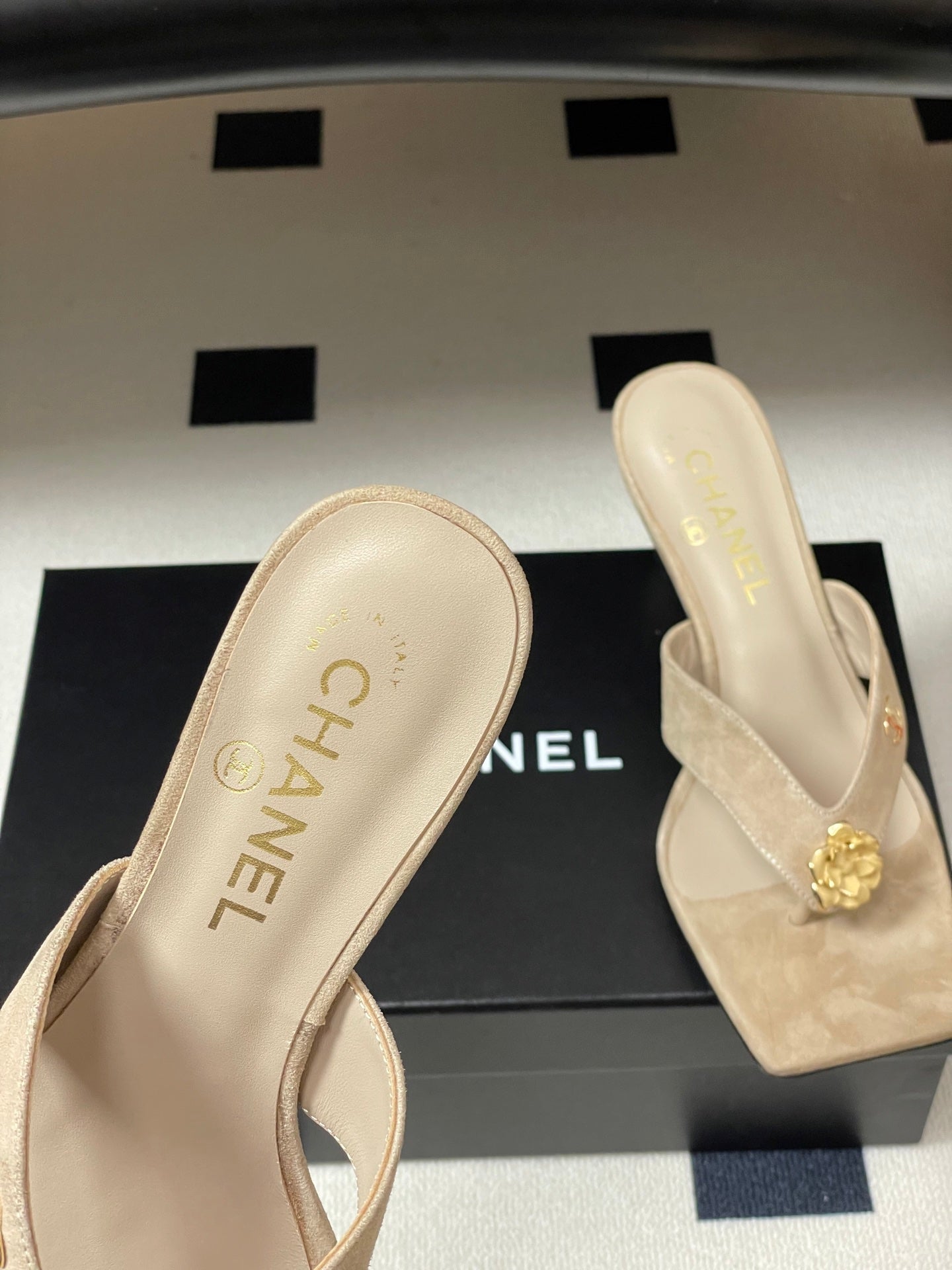 CC 26s Camellia High-Heeled Sandals Square Toe 6cm Taupe Suede 834730