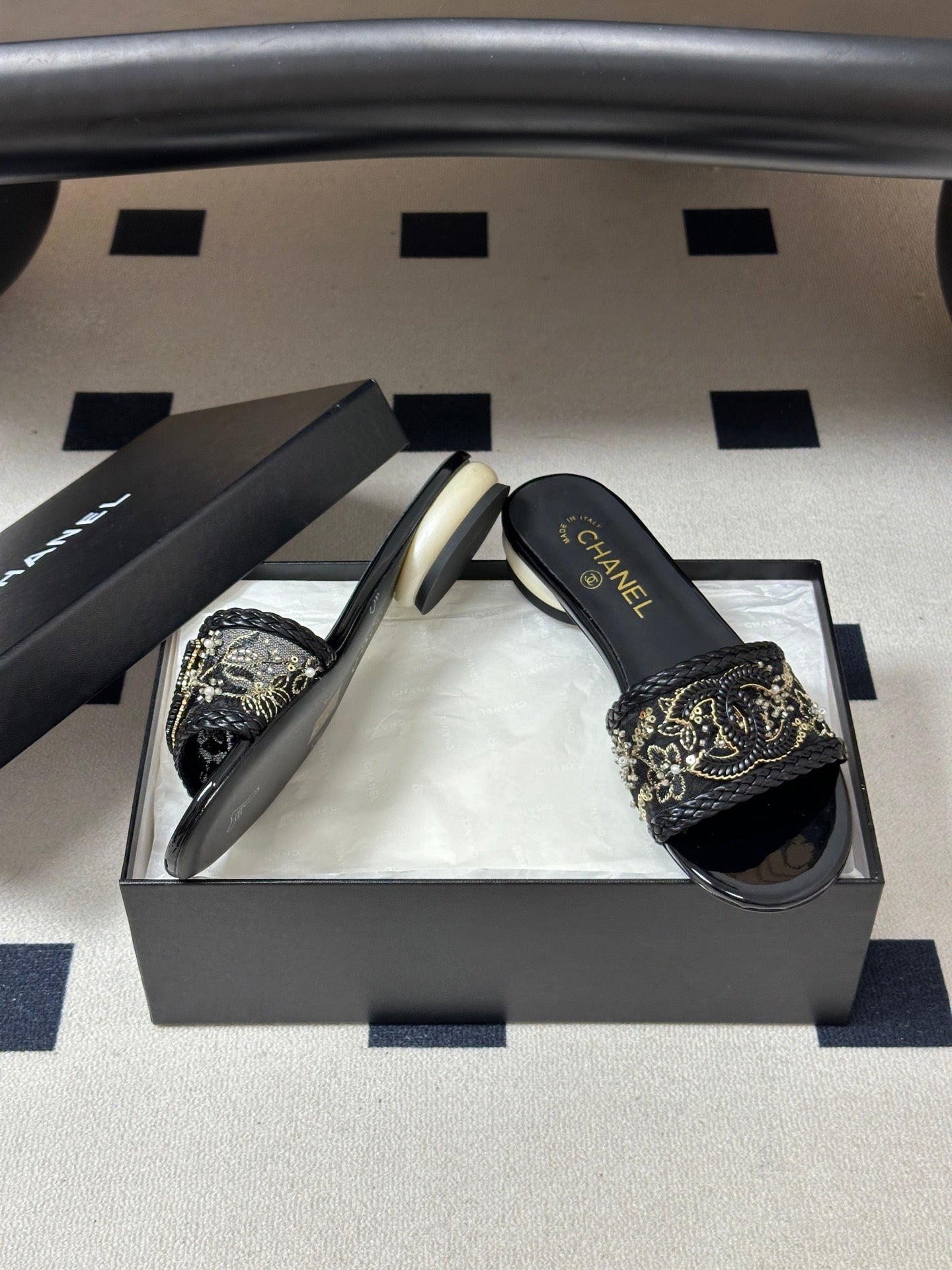 CC 26s Giant Pearl Flat Sandals Black Patent Leather Fabric 933128