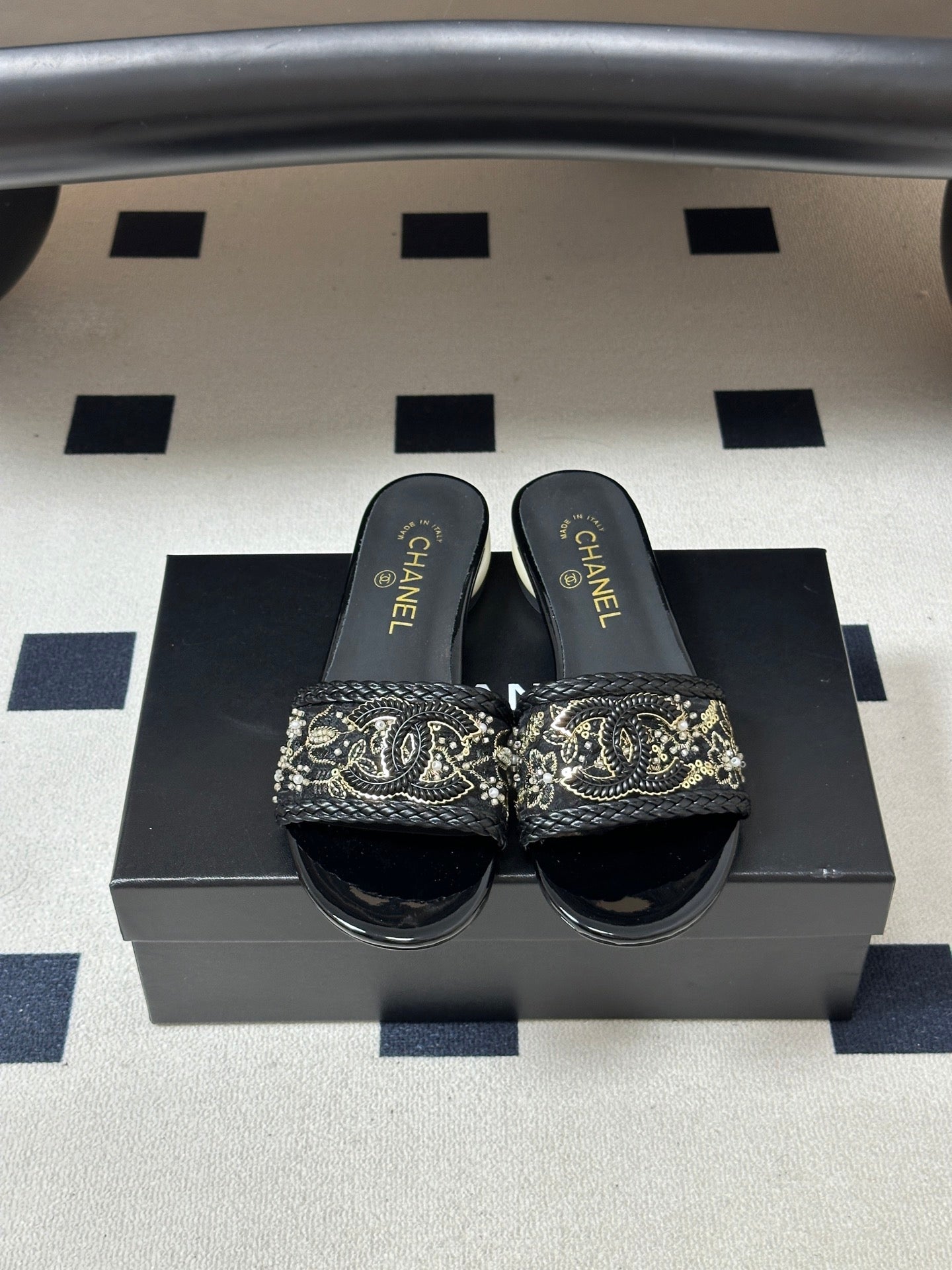 CC 26s Giant Pearl Flat Sandals Black Patent Leather Fabric 933128