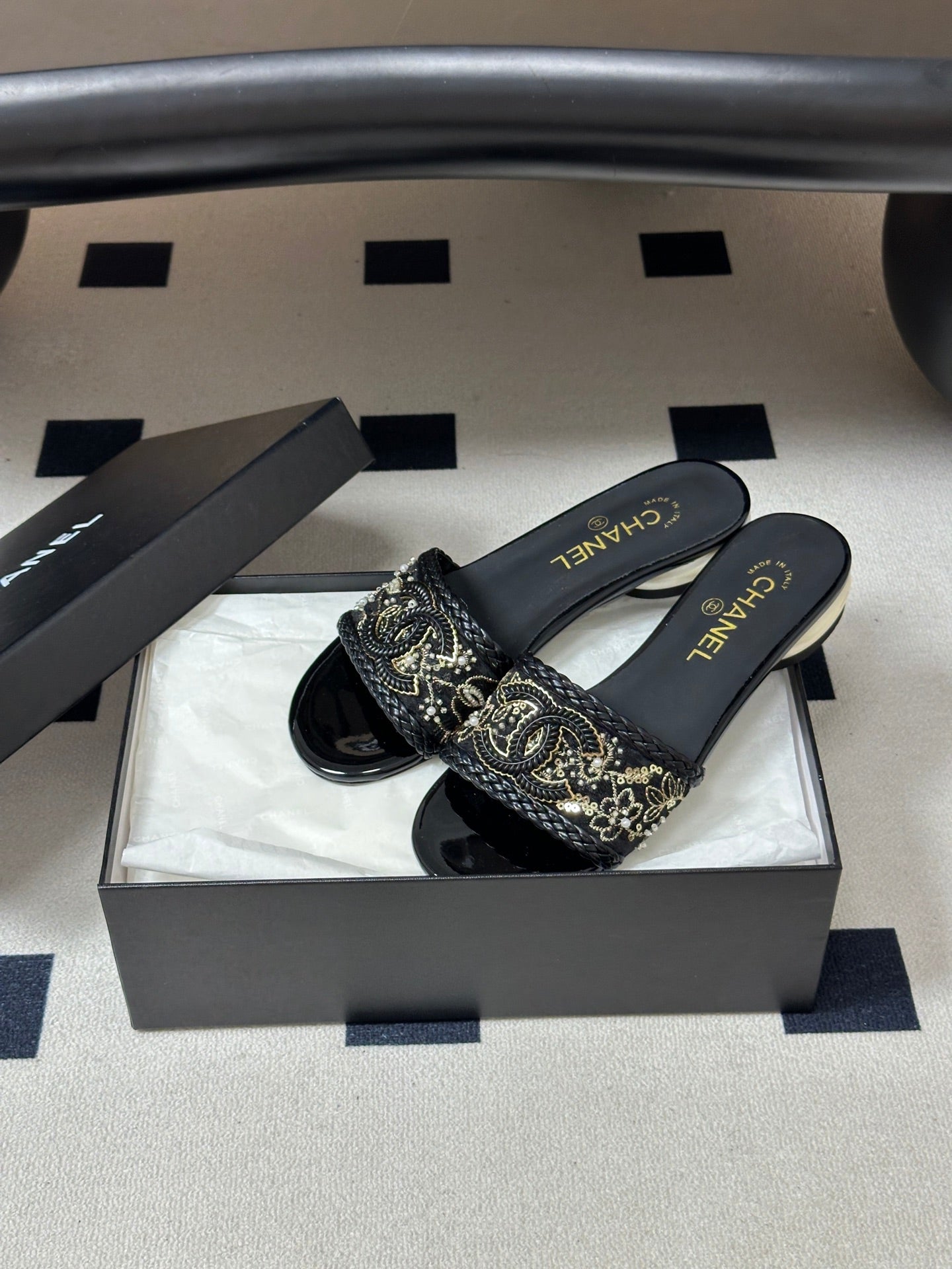 CC 26s Giant Pearl Flat Sandals Black Patent Leather Fabric 933128