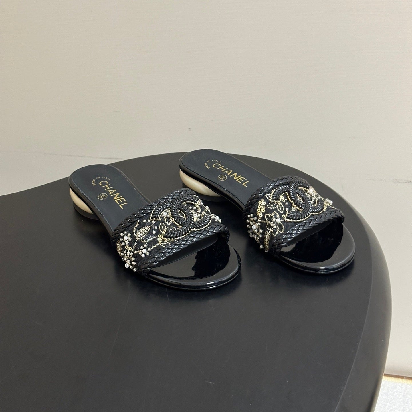CC 26s Giant Pearl Flat Sandals Black Patent Leather Fabric 933128