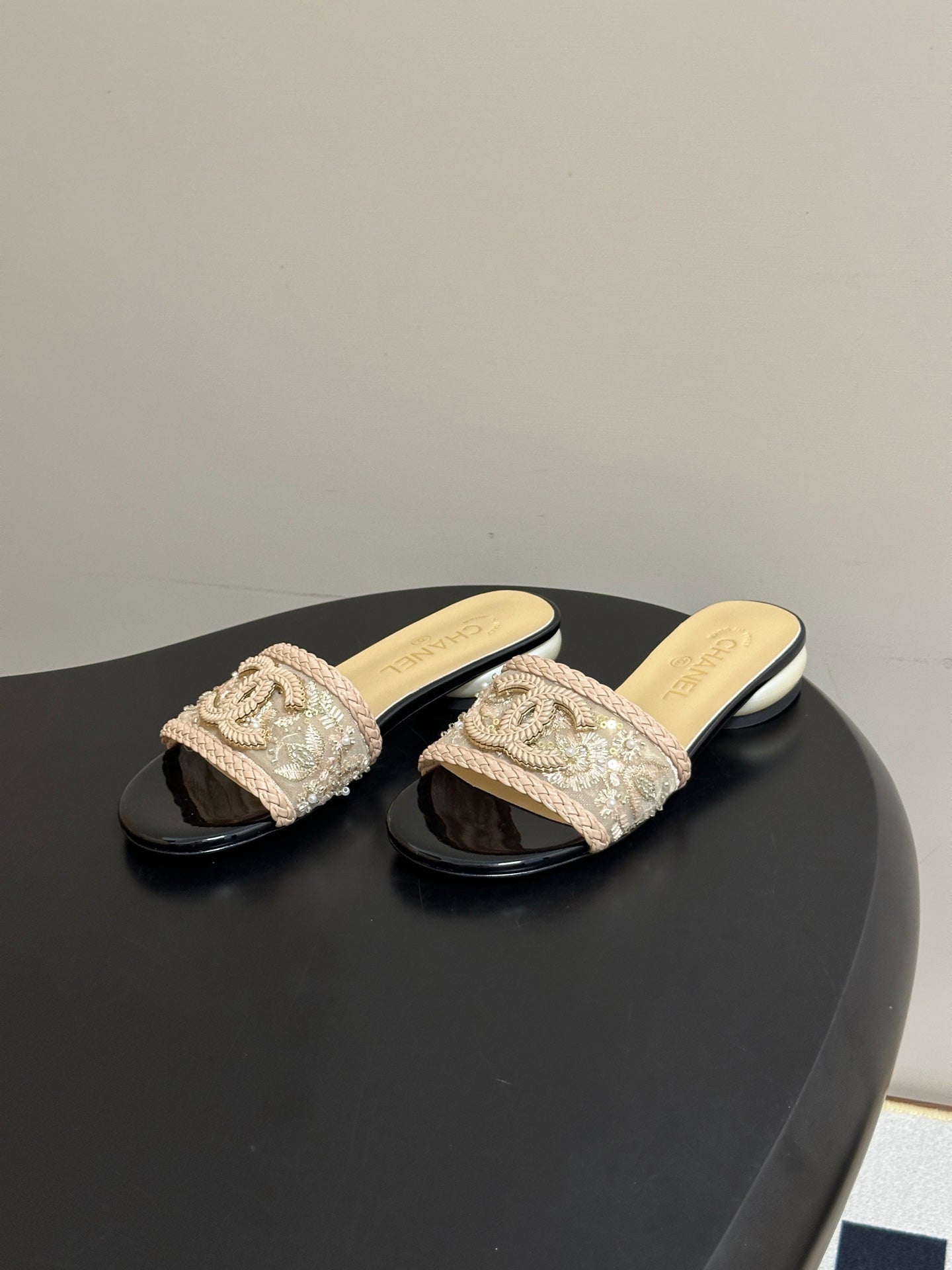 CC 26s Giant Pearl Flat Sandals Cream Beige Patent Leather Fabric 933129