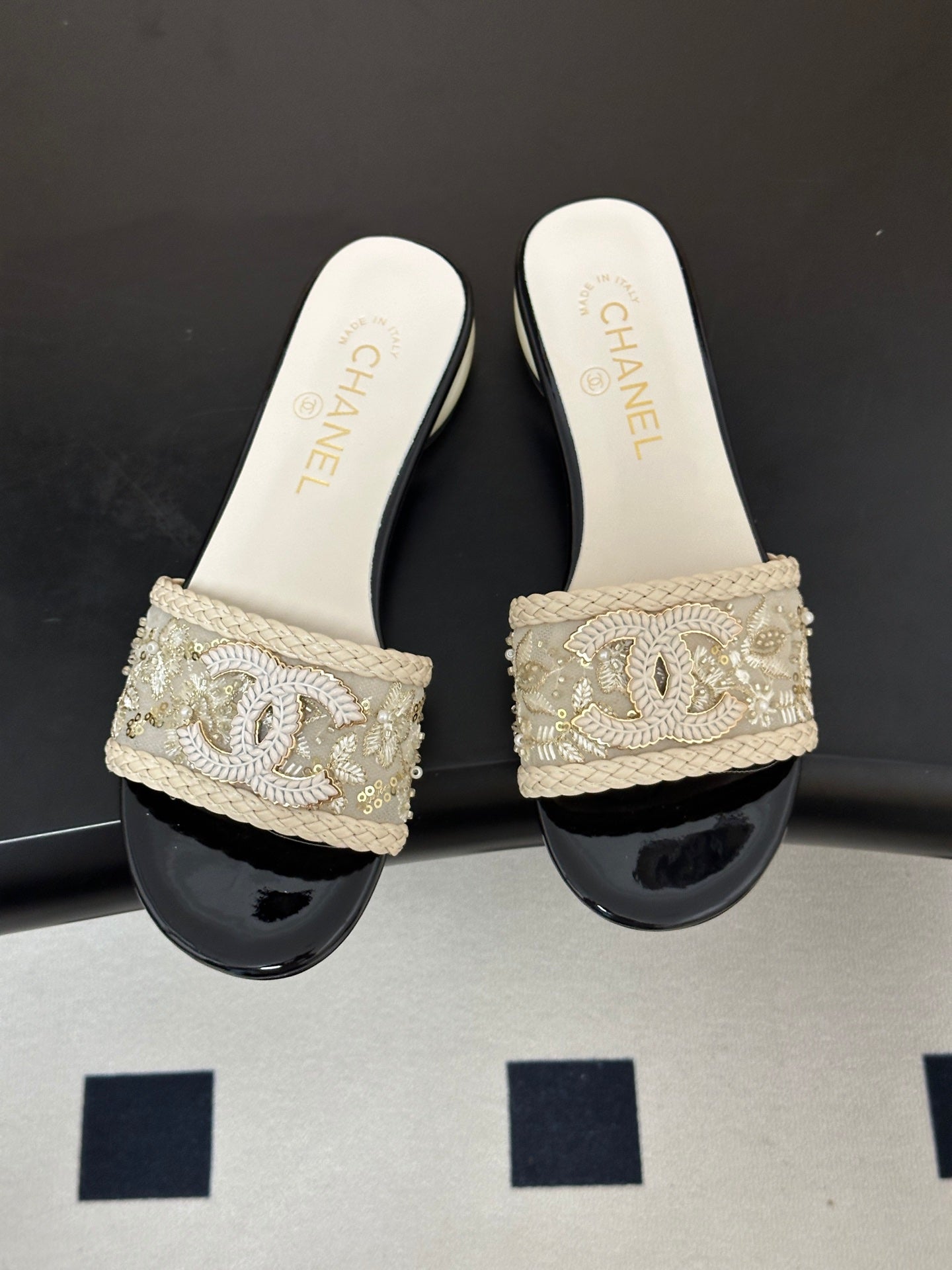 CC 26s Giant Pearl Flat Sandals Cream Black Patent Leather Fabric 933130