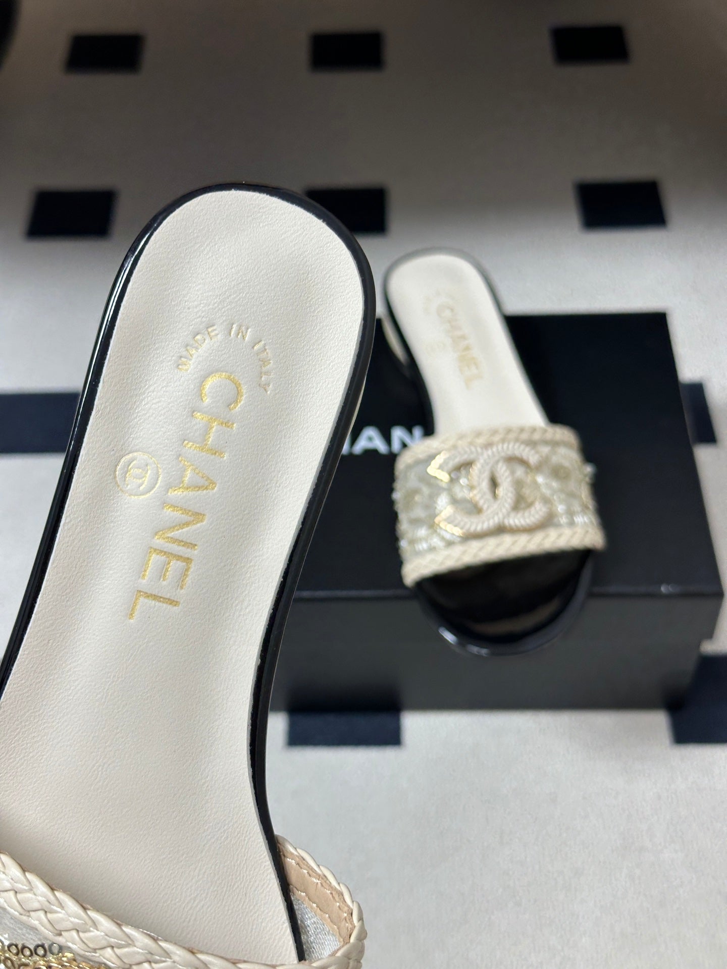 CC 26s Giant Pearl Flat Sandals Cream Black Patent Leather Fabric 933130