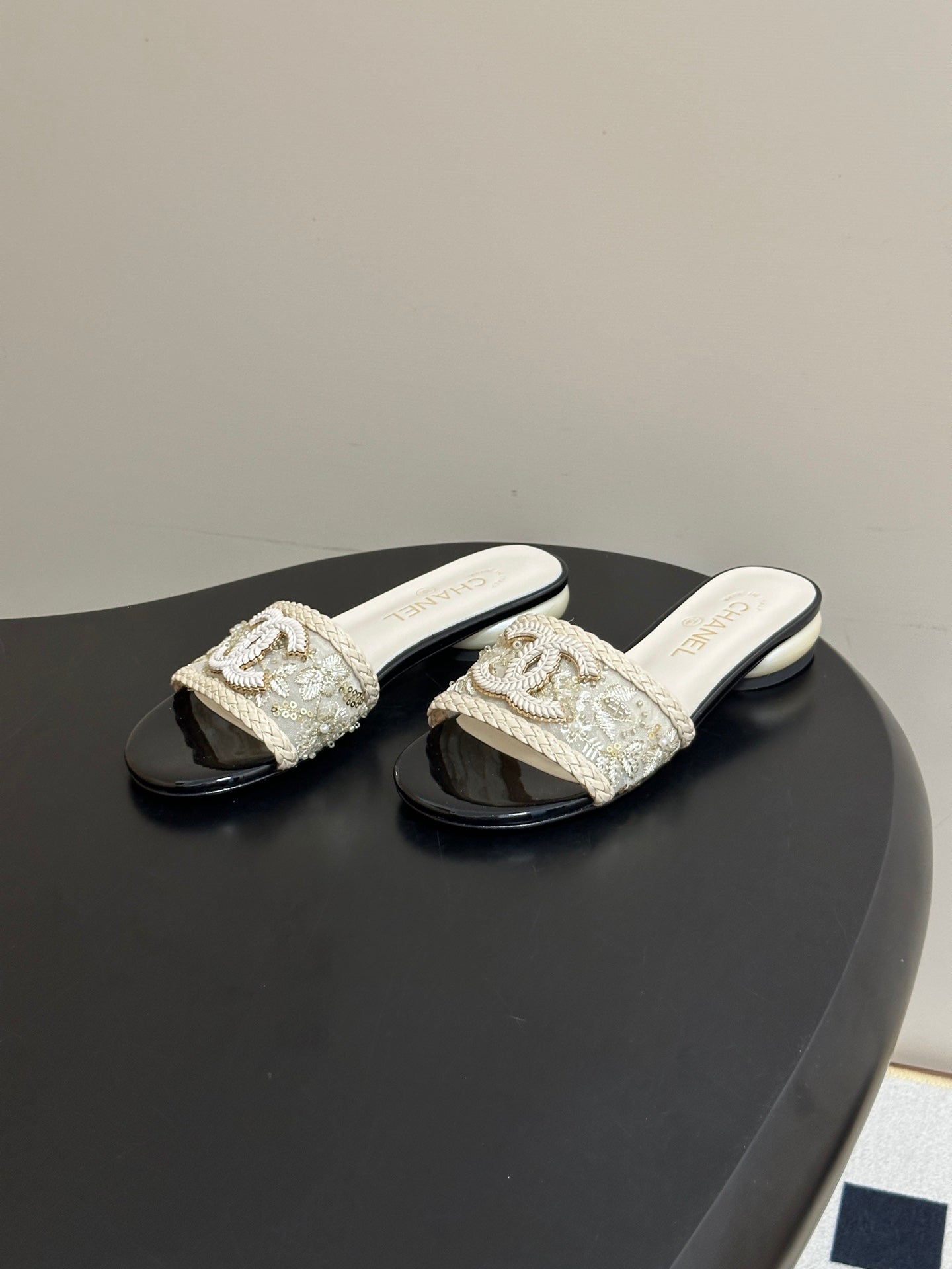 CC 26s Giant Pearl Flat Sandals Cream Black Patent Leather Fabric 933130