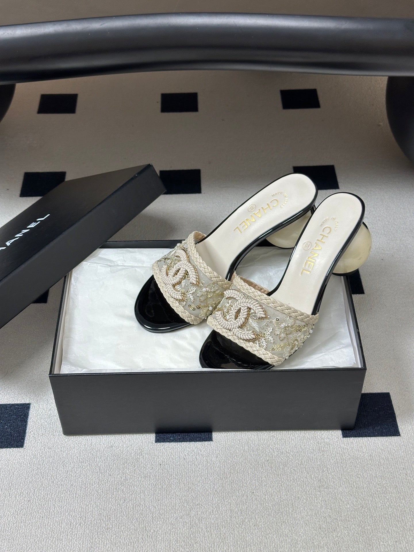 CC 26s Giant Pearl Heel Sandals Cream Black Patent Leather Fabric 933133