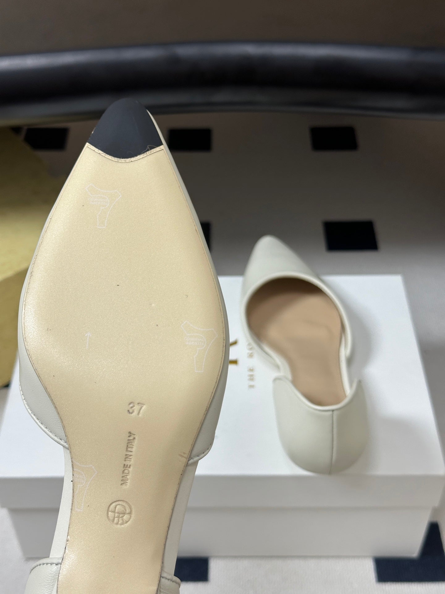 The Row Liisa Kitten D'orsay Pumps Cream Leather 934137