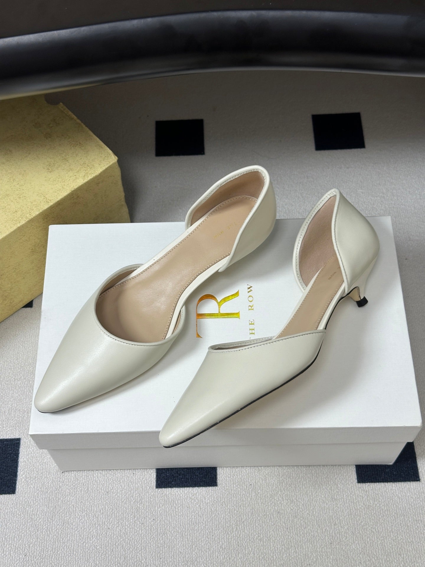 The Row Liisa Kitten D'orsay Pumps Cream Leather 934137