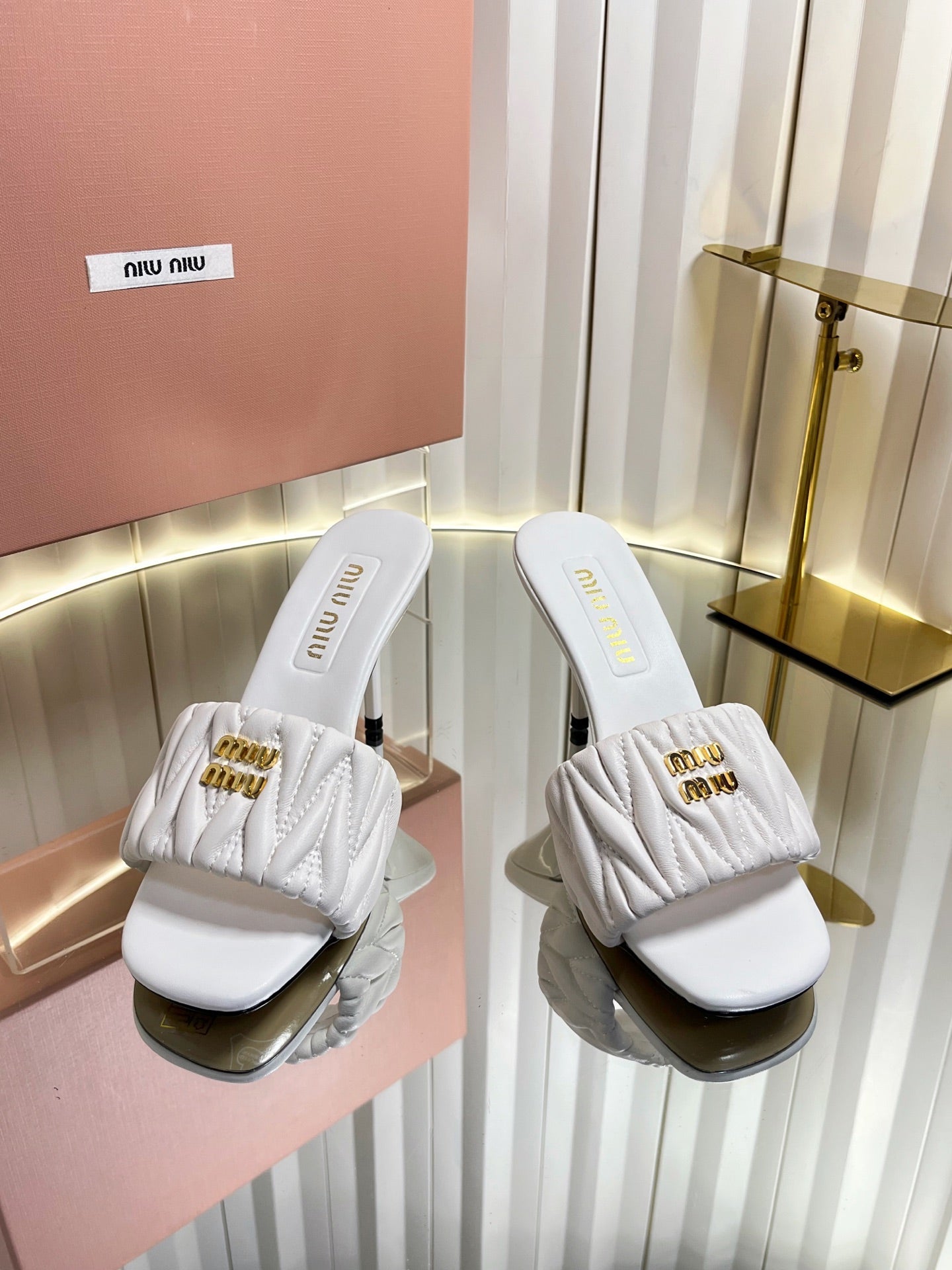 Miu 26s Padded Matelasse Mule Heels 85mm In White Calfskin Gold Hardware