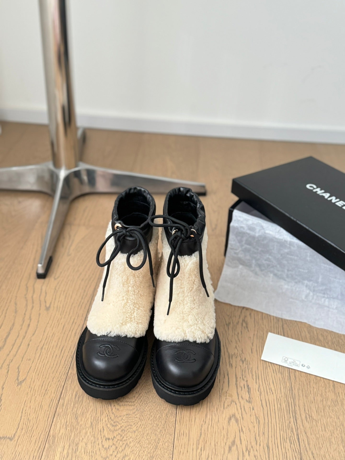CC CHUNKY BOOTS IN BISQUE BEIGE SMOOTH FLEECE AND BLACK CALFSKIN